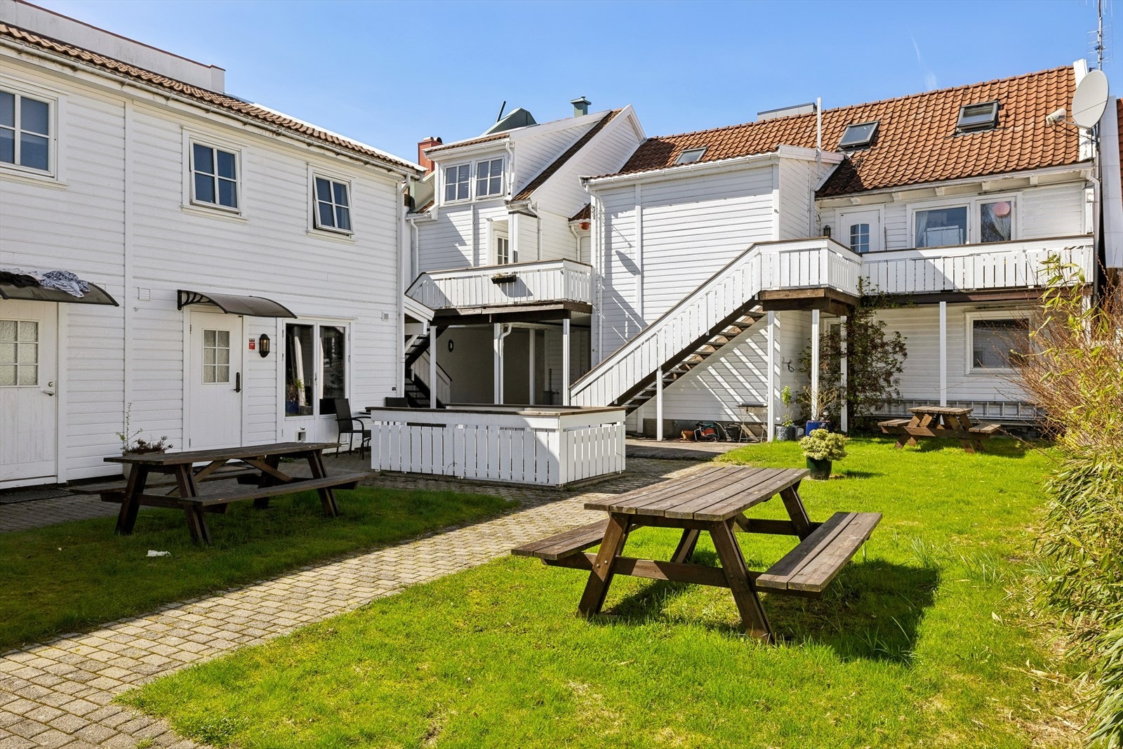 Felles bakgård med plen og sittegrupper Galleribilde