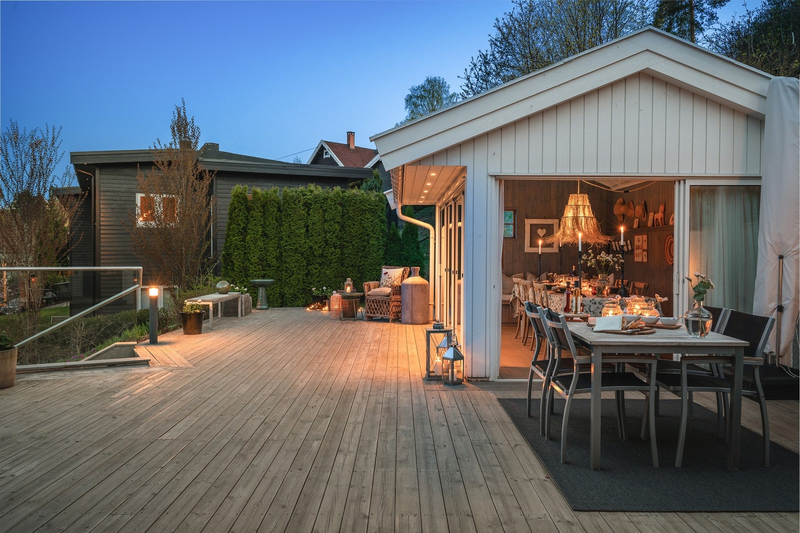 Stor terrasse med utgang fra stue, god plass til utemøbler og fine detaljer for koselige kvelder. Galleribilde