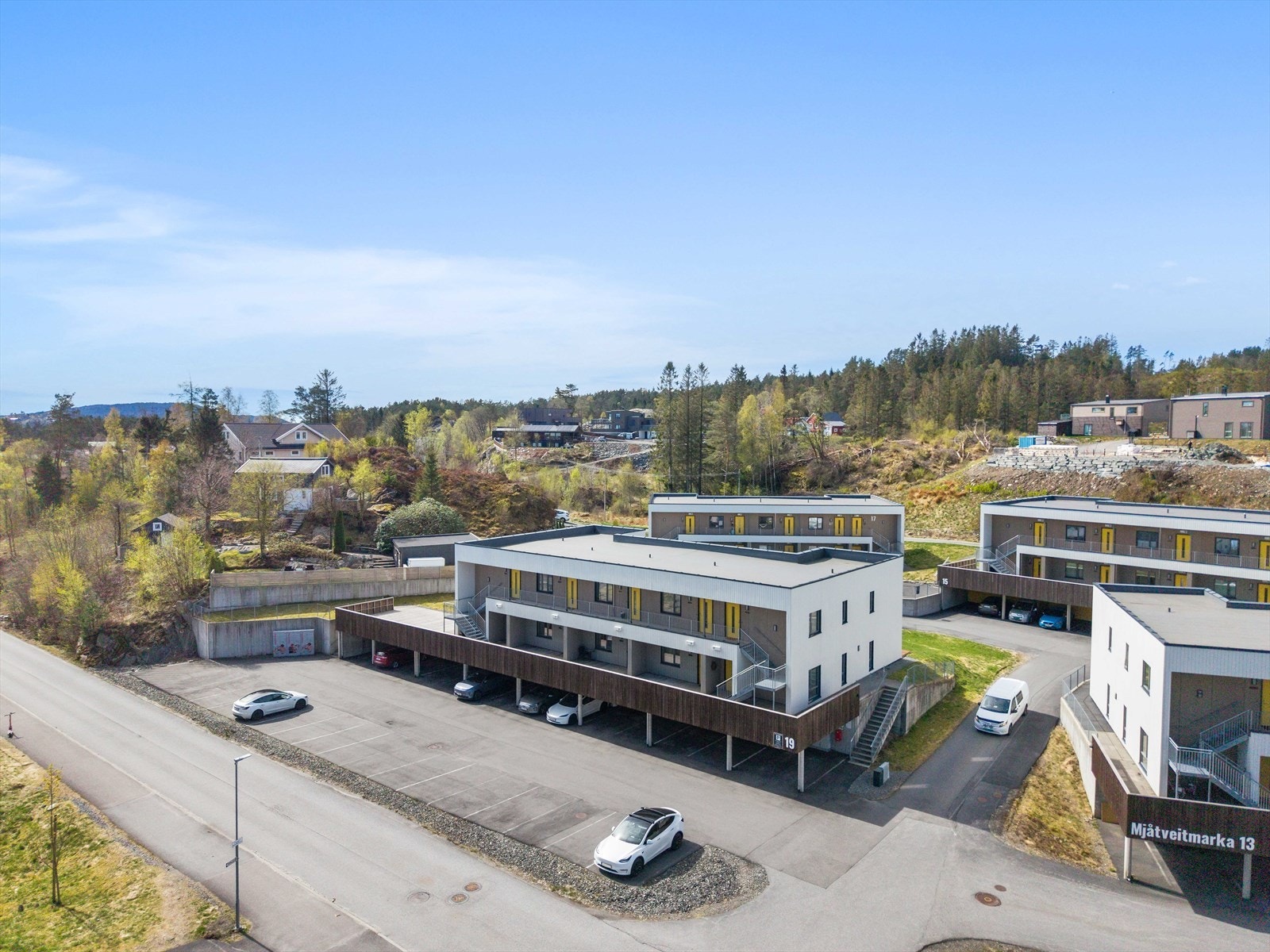 Fra eiendommen er det gangavstand til Frekhaug med butikker og kort gange til bussforbindelse. Galleribilde