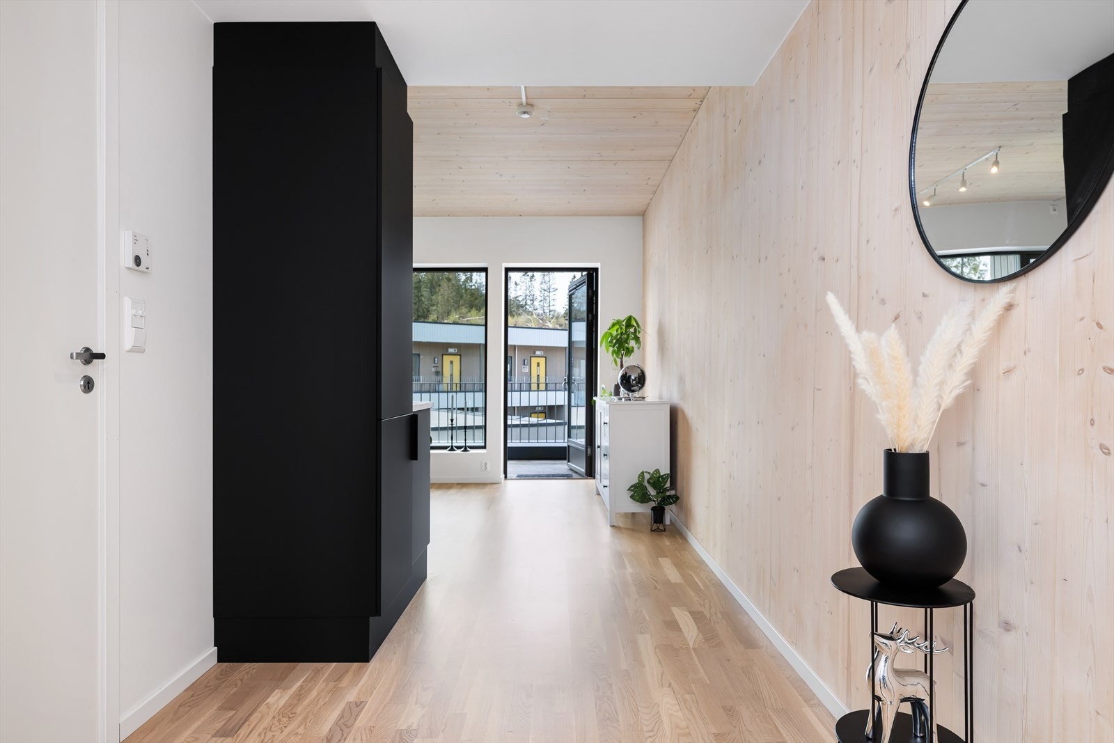 Stor og åpen entré/gang med tilkomst til begge soverom og bad/vaskerom. Galleribilde