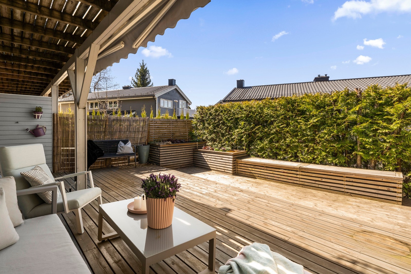 Stor terrasse og hage med flere soner for opphold Galleribilde