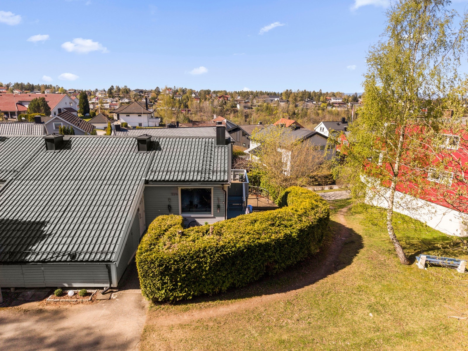 Boligen ligger helt i skogkanten med umiddelbar nærhet til turmuligheter Galleribilde