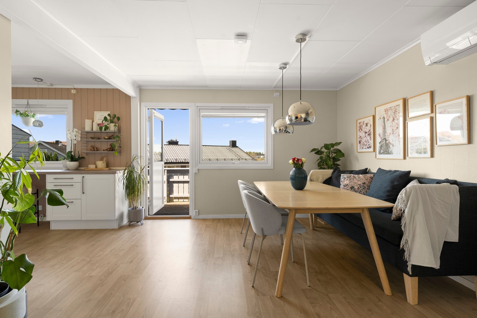 Utgang til terrasse fra stuen/kjøkken Galleribilde