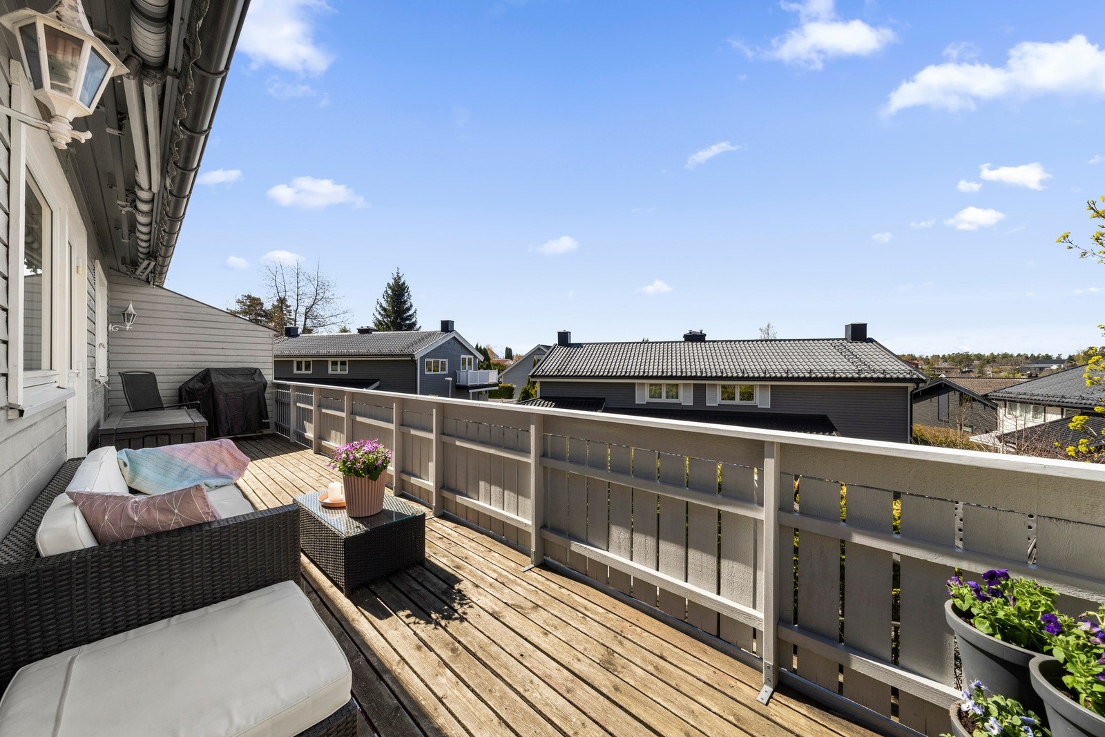 Vestvendt terrasse med gode solforhold store deler av dagen Galleribilde
