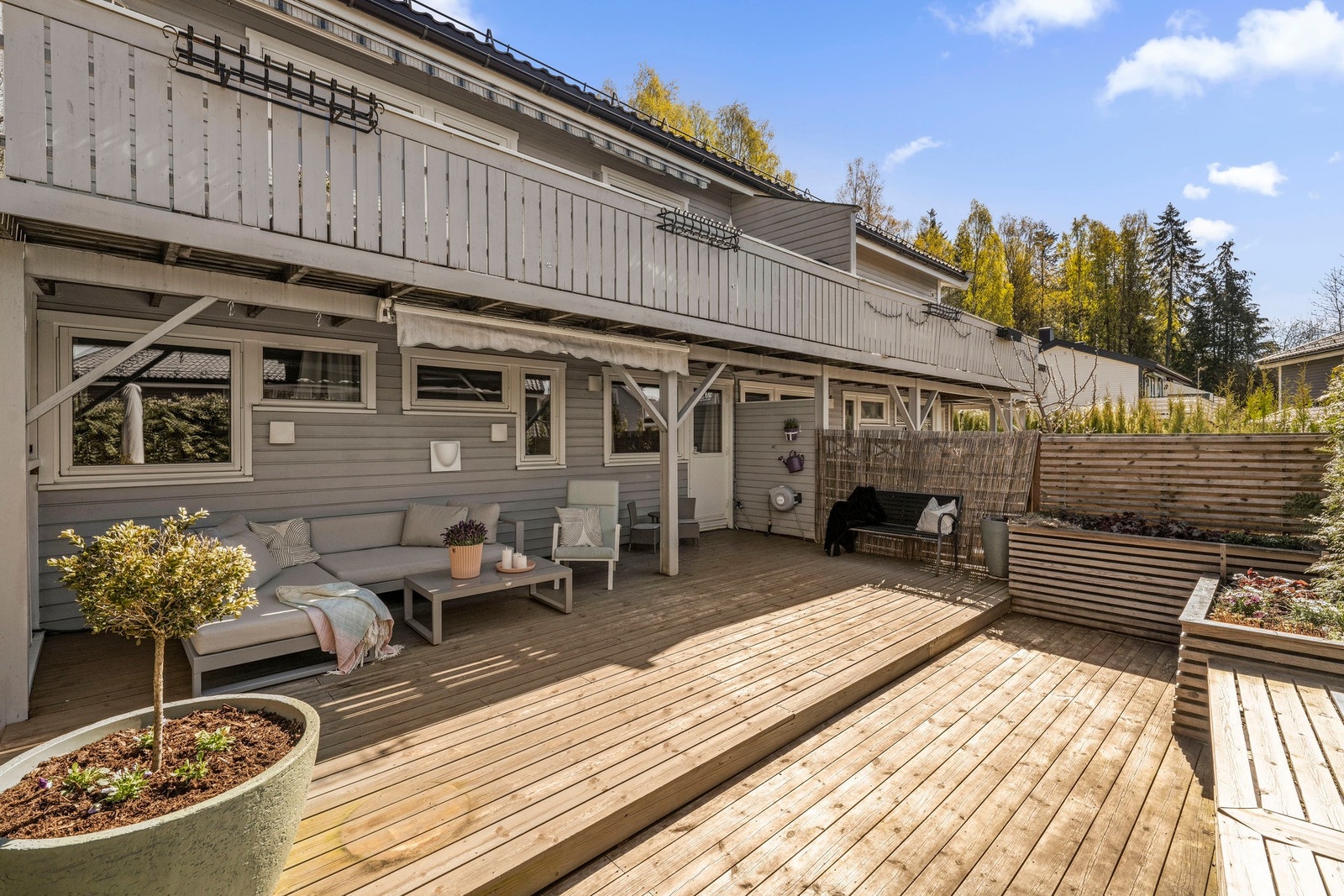 Solrik og vestvendt terrasse med gode solforhold Galleribilde