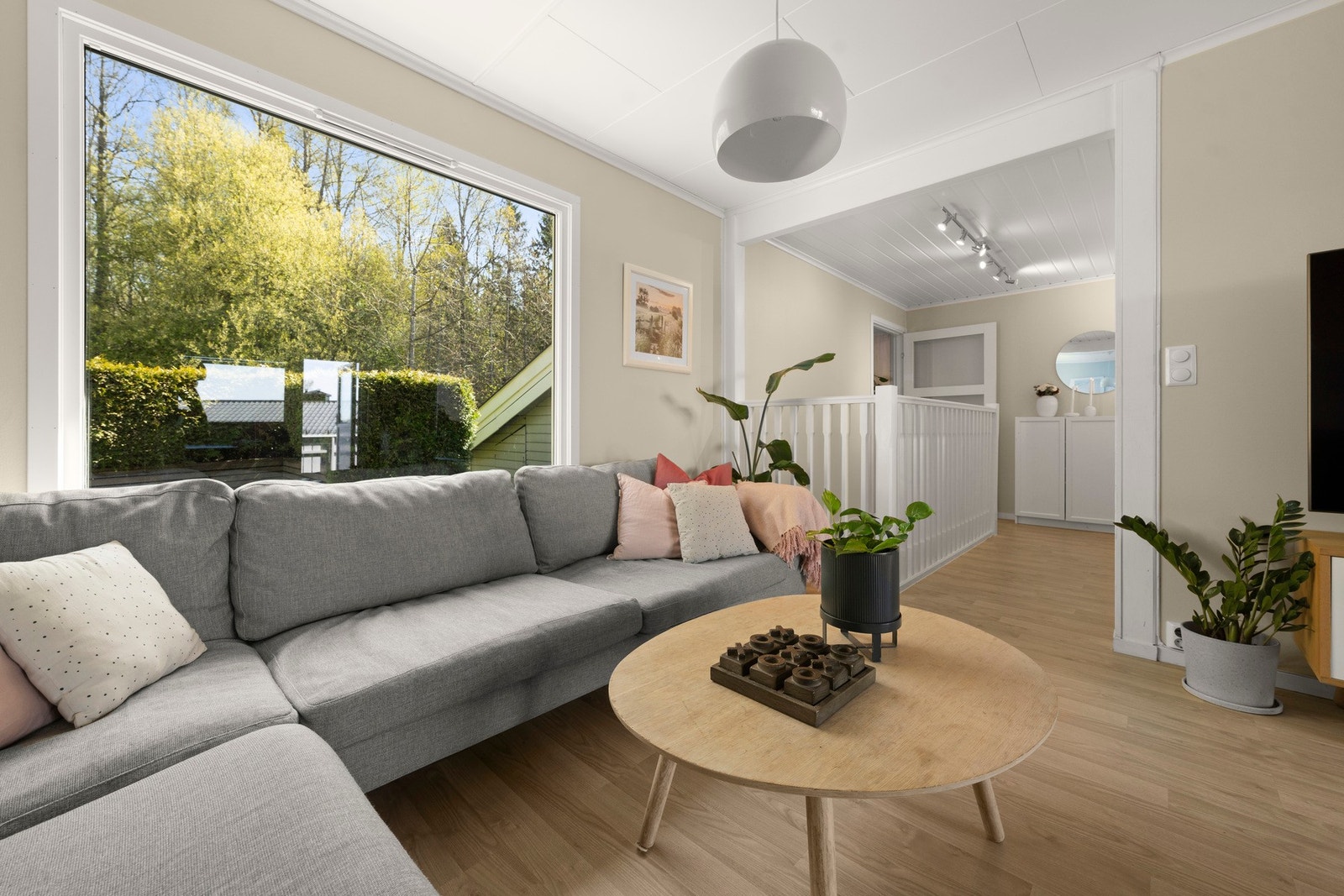 Lys og romslig stue med store vindusflater Galleribilde
