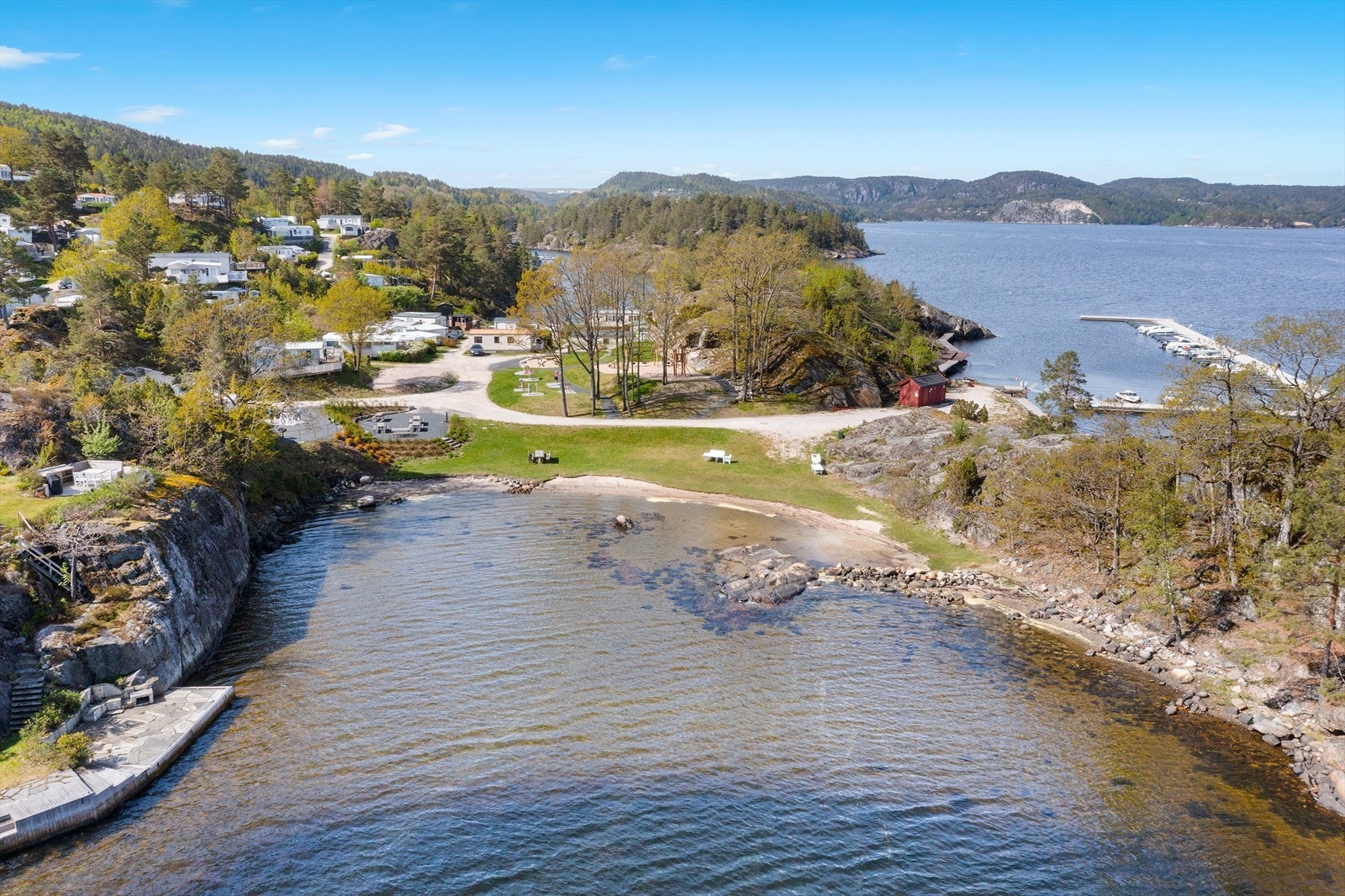 Det er 10 minutters gangavstand eller 3-4 minutter med sykkel til Kragerøfjorden Camping med badeplass. Galleribilde