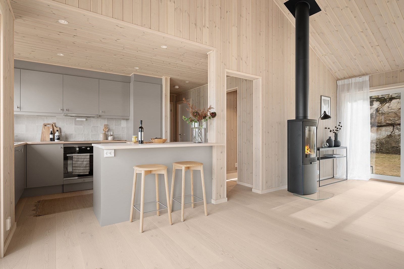 Kjøkkenet har en stilren innredning fra Sigdal, modell Sand. Galleribilde