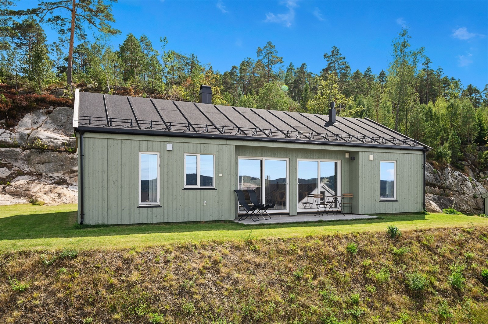 Fritidsboligen har alt på en flate og inneholder: Gang, stue og kjøkken i åpen løsning, 3 soverom, bad og toalettrom. Galleribilde