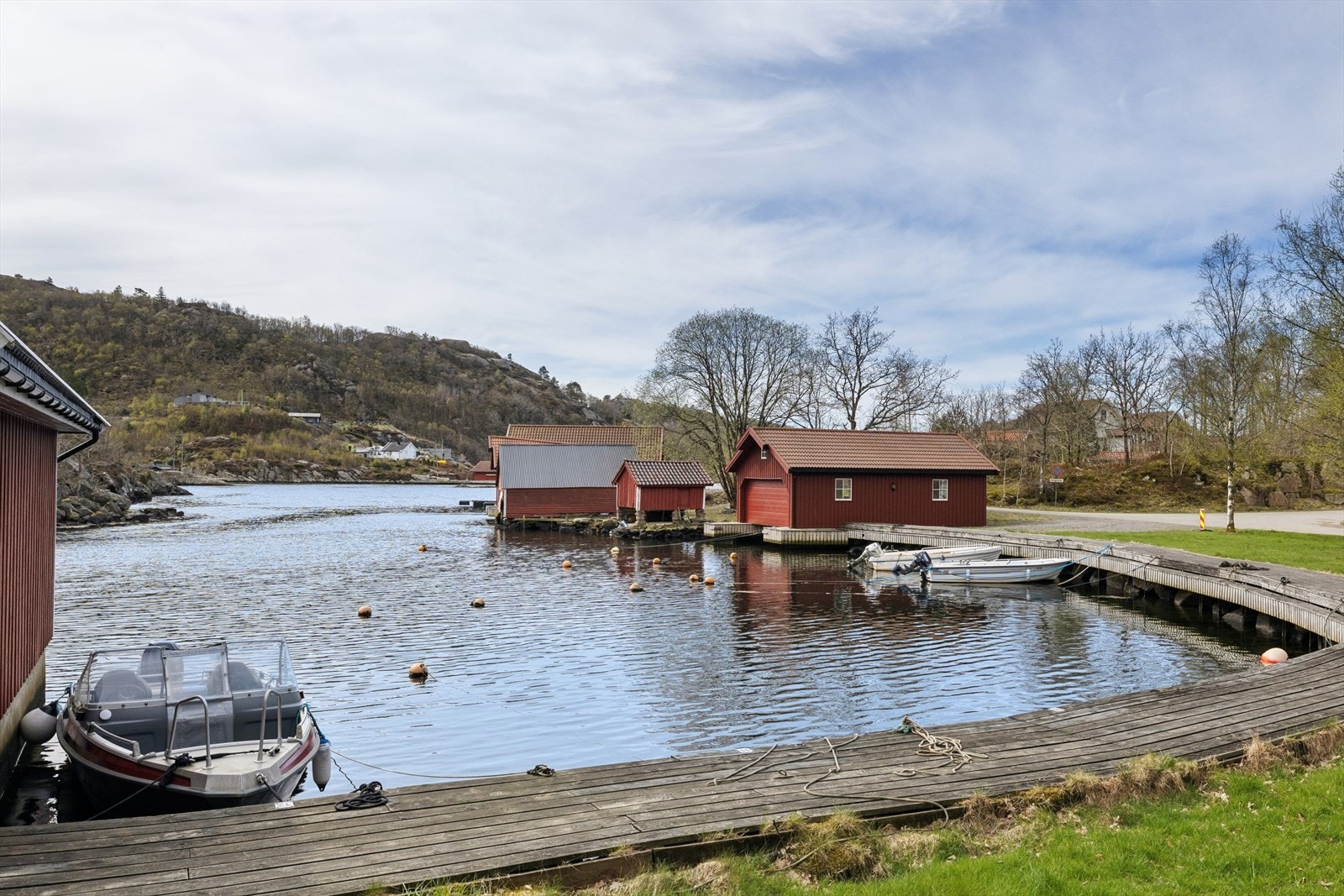 Medfølger fast båtplass og mulighet for leie av parkeringsplass i Lyngsvåg. Galleribilde