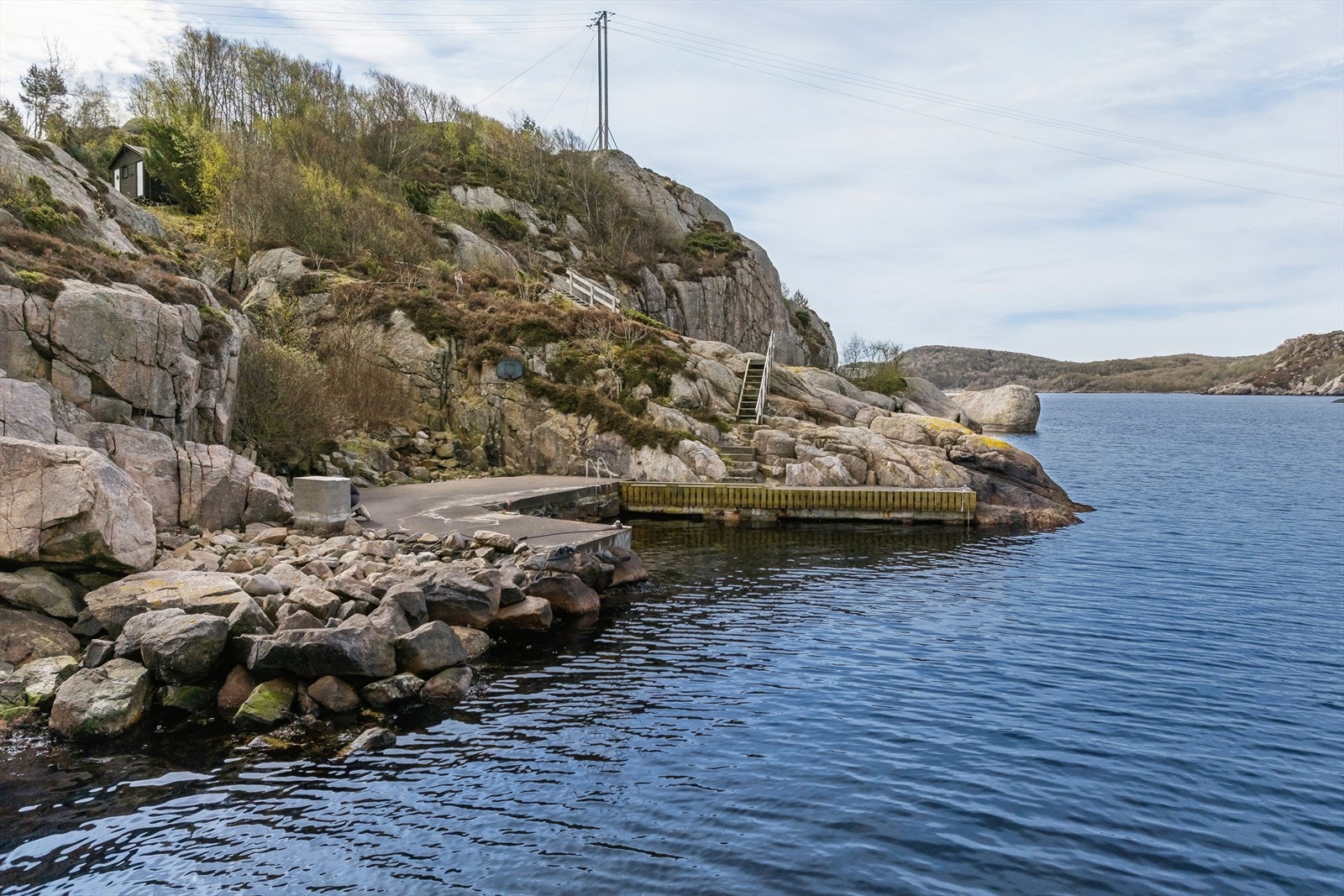Brygge, med båt- og badeplass like nedenfor hytten. Galleribilde