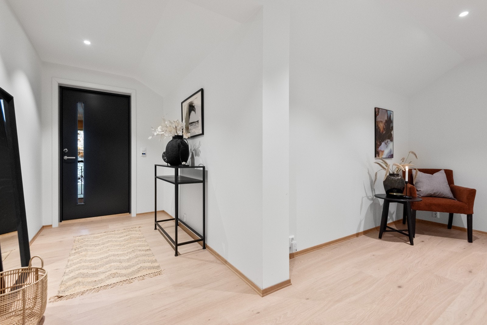 Romslig entré med god plass til å henge fra seg yttertøy. Galleribilde