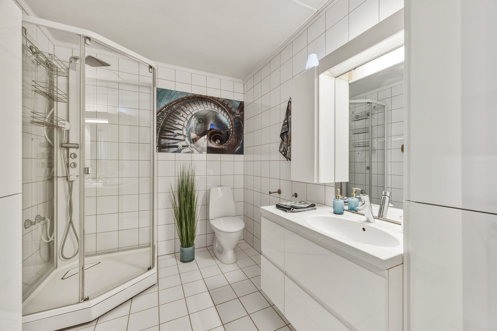 Pent flislagt bad med gulvvarme som gir god komfort året rundt. Baderommet har vannopplegg for vaskemaskin. Galleribilde
