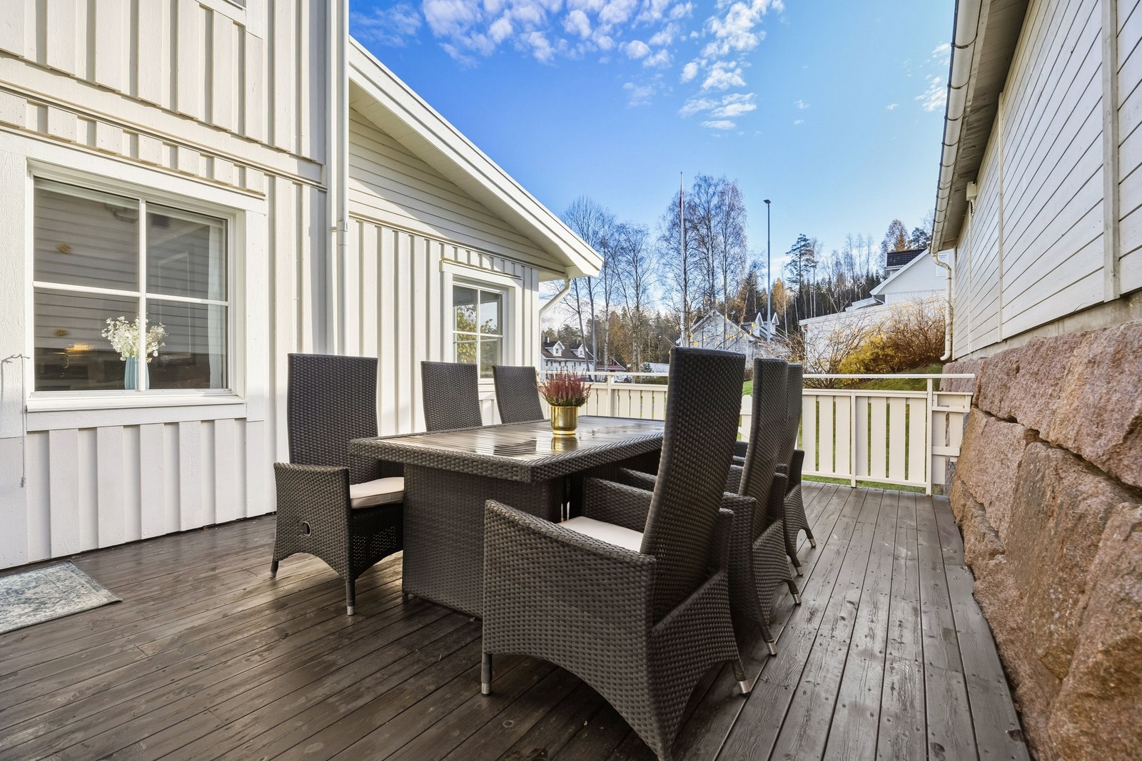 Det er plass for å lage flere soner med hagemøbler, beblantning og gassgrill. Galleribilde