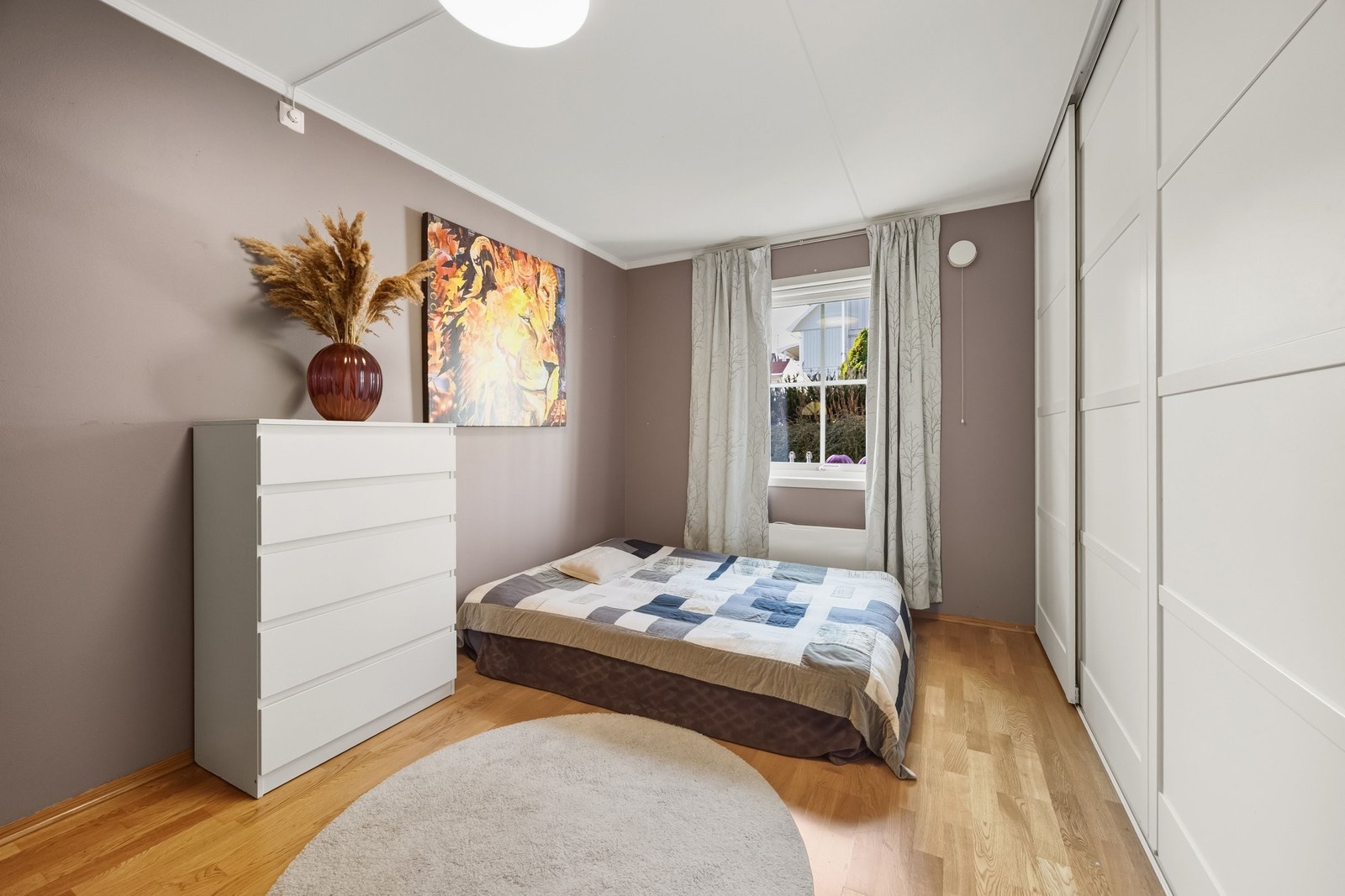 Soverrom 1 byr på romslig størrelse med skyvedørsgarderobe og plass for dobbeltseng Galleribilde