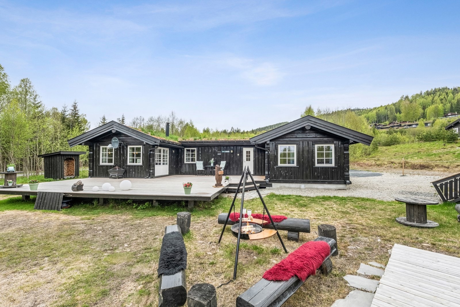 Hytta ligger 326 meter over havet, har nærhet til natur, skiløyper og bademuligheter i populære Skasen på sommerstid. Galleribilde