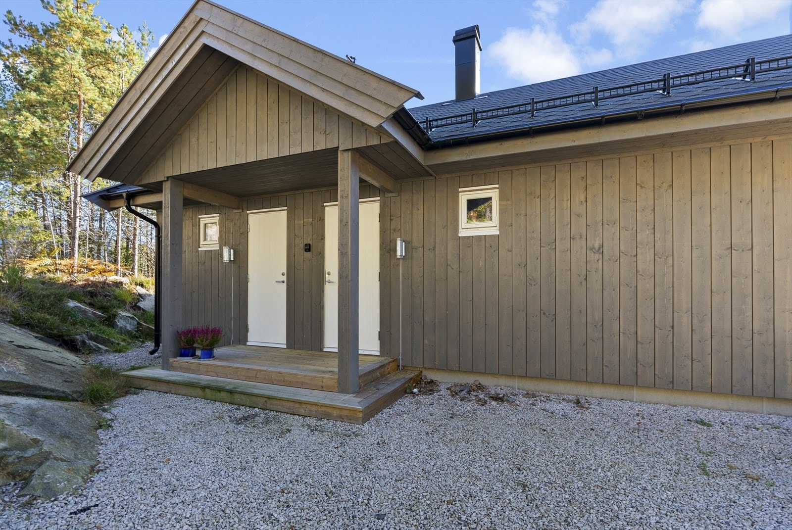 Inngangspart med takoverbygg Galleribilde