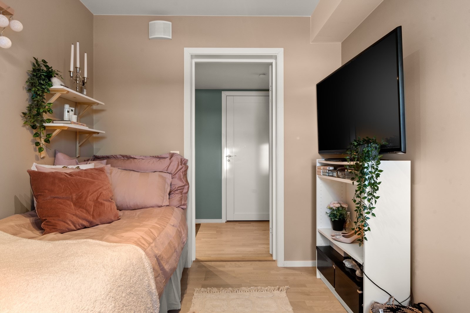 På motsatt side av gangen for soverom 1 ses dør inn til teknisk rom hvor det også er plass for oppbevaring. Galleribilde