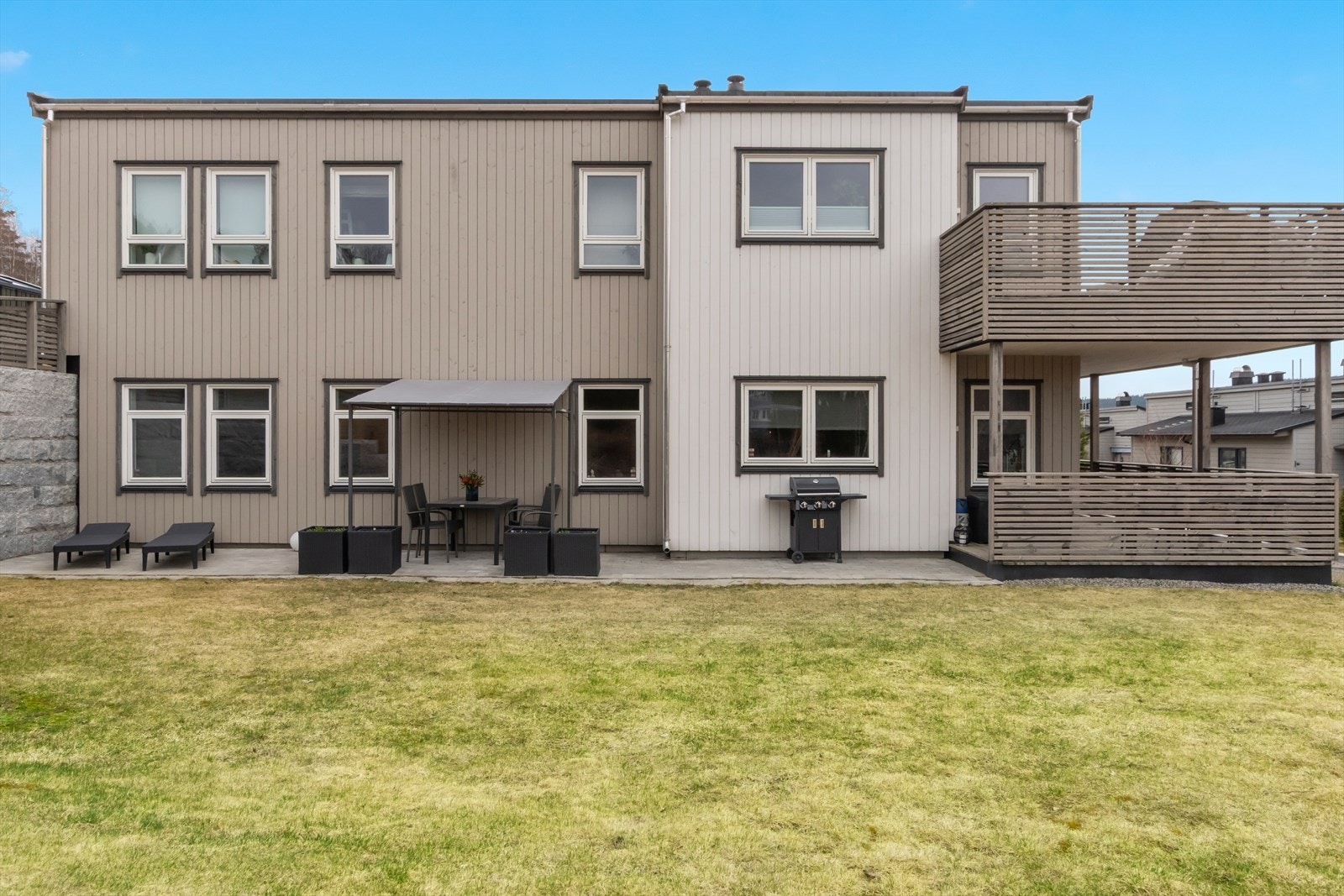 Enklere kan det nesten ikke bli: steinbelagte områder OG en plen som klippes av andre! Hjemme kan du bruke tiden til de viktige tingene; familien! Galleribilde