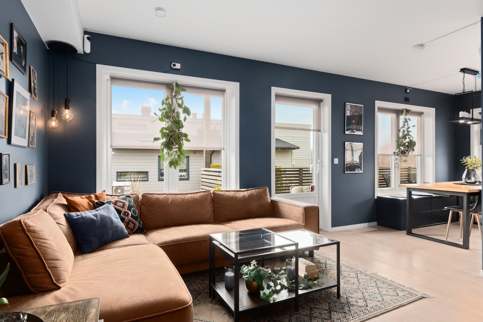 Fra stuen er det utgang til en overbygget platting og ellers fine uteområder - heng på ut skal du få se! Galleribilde