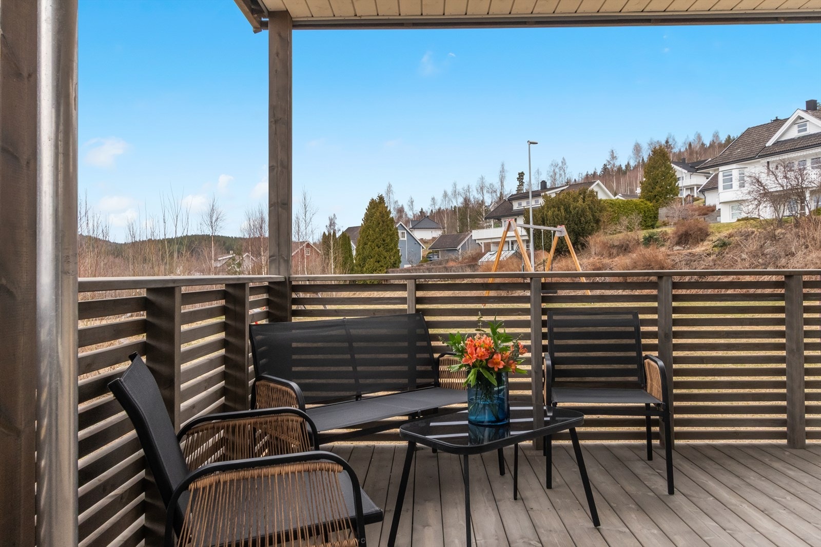 Rett utenfor er det plassert en lun og koselig sittegruppe som passer perfekt for gjestene og nyte noe godt i glasset! Galleribilde