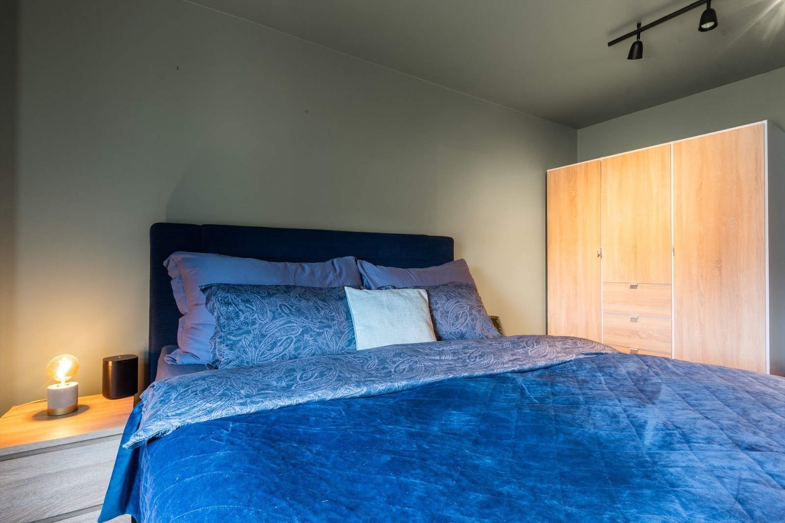 Tak og vegger er malt i samme delikate farge og skaper en rolig aatmosfære! Galleribilde