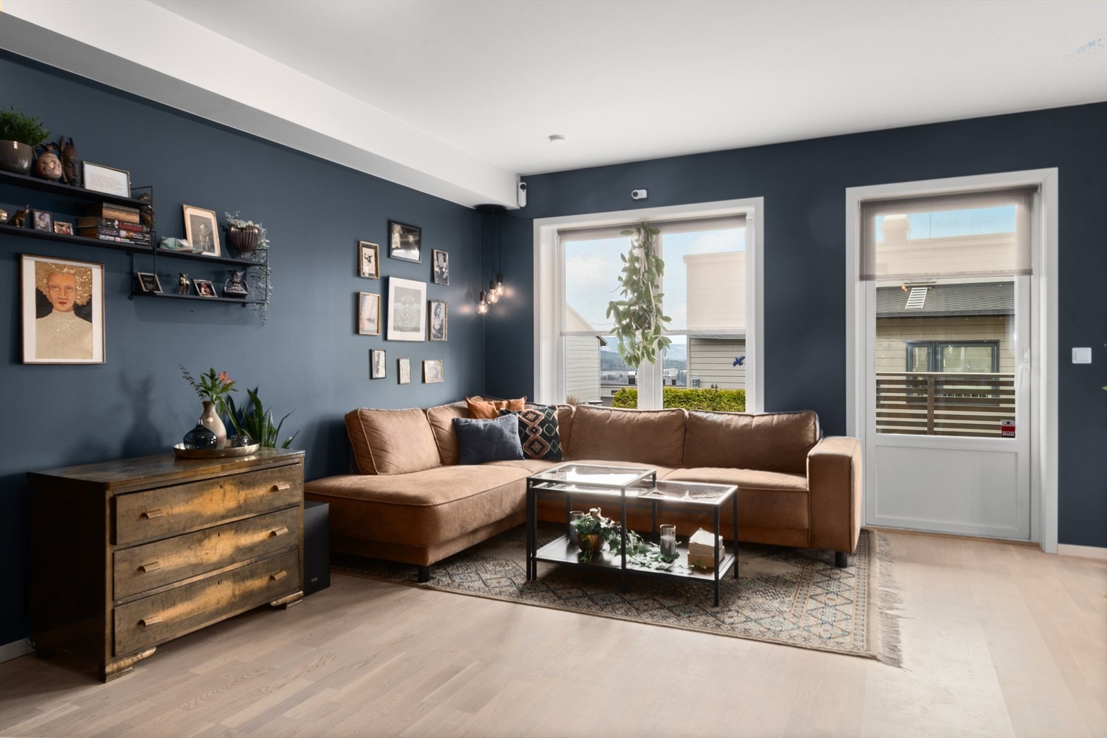 Tilbake inne i leiligheten igjen - det er god med gulvplass i stuen så her er det flere muligheter for møblering. Galleribilde