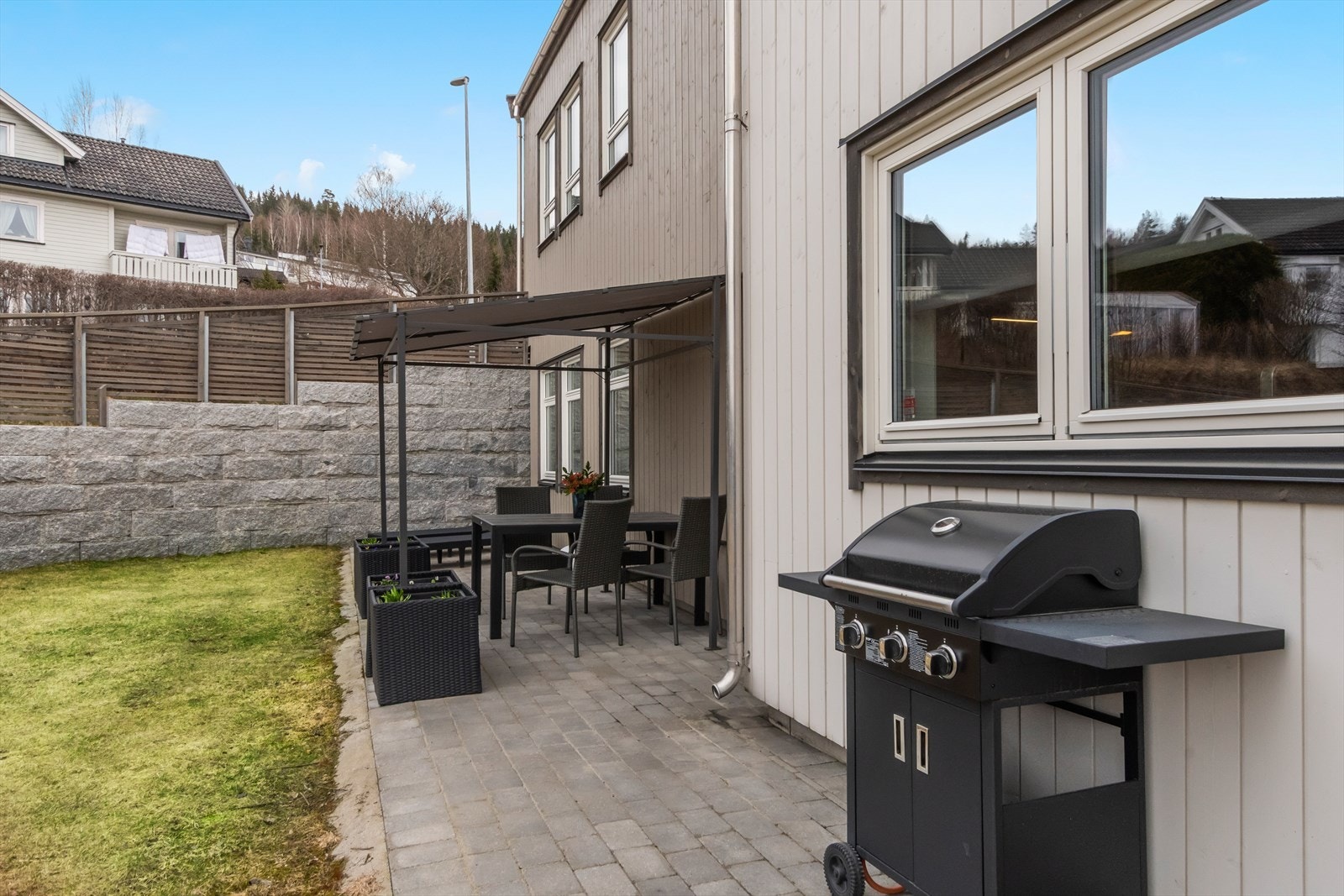 ....mens grillmesteren forbereder en herlig sommermiddag! Galleribilde