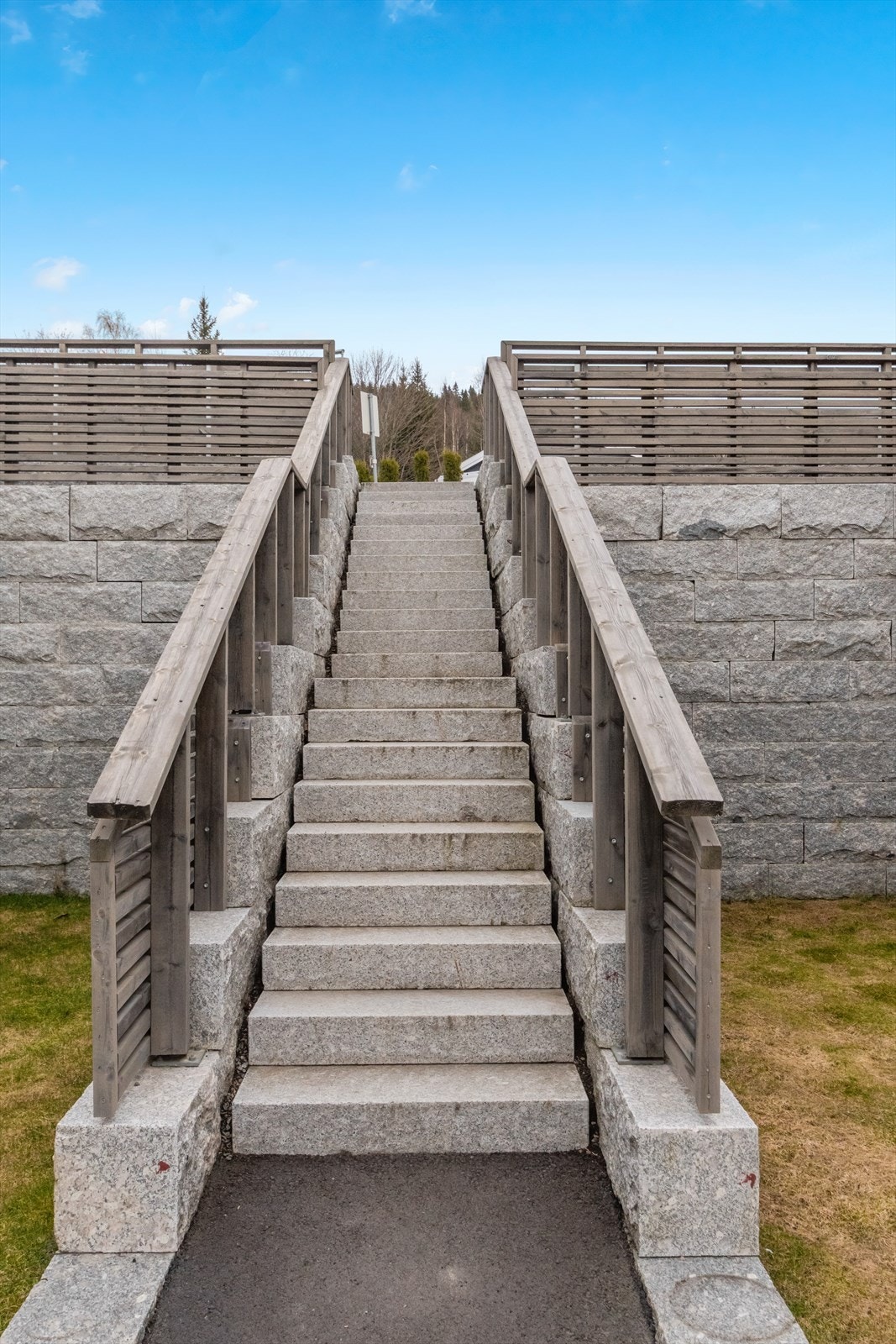 Stilig trapp mellom boligene - denne går opp til garasjer for andre leiligheter, felles parkeringsplass og til bybussen som stopper rett i nærheten. Denne trappen strøs av beboerne selv ved behov. Galleribilde