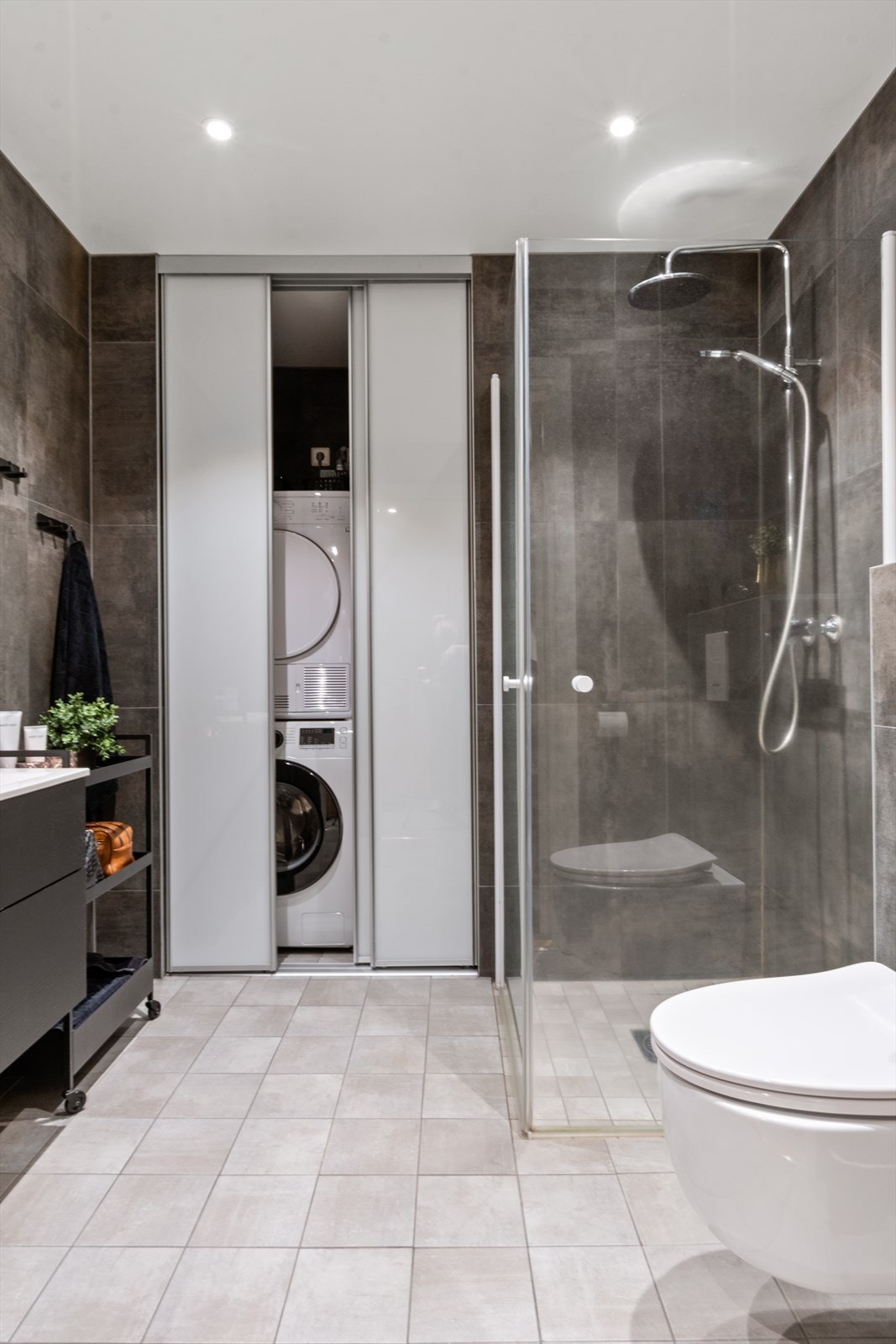 Delikate fliser på vegger og gulv med smarte innfellbare dusjvegger i glass. Galleribilde