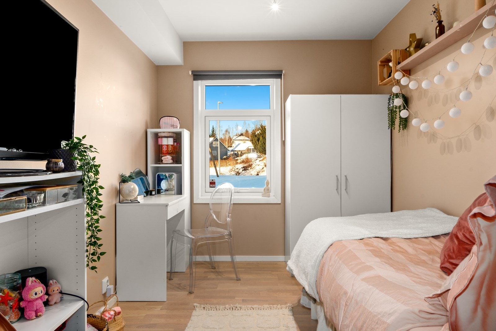 Soverom 1 - malt i en delikat farge! Her er det plass til seng, skap og sminkebord . Galleribilde