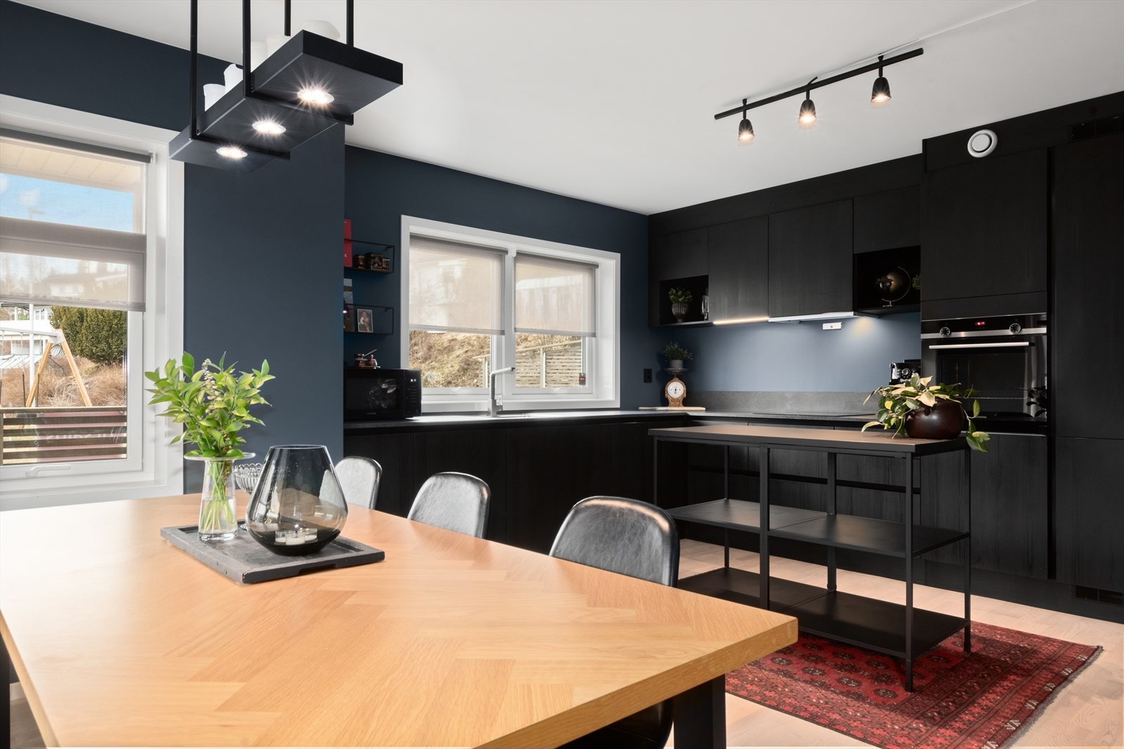 Kjøkkenet er malt i en delikat farge som matcher perfekt frontene på kjøkkeninnredningen. Fronter i askefiner! Galleribilde