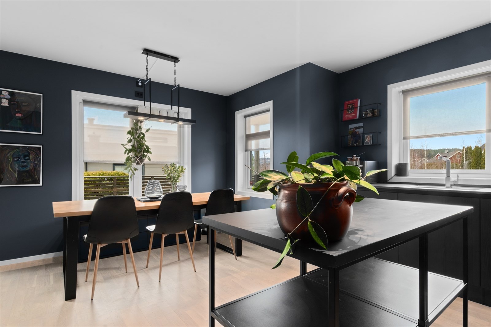 Kjøkkenet er godt løst med mye skap og benkeplass. Smart løsning med en liten "øy" i midten! Galleribilde