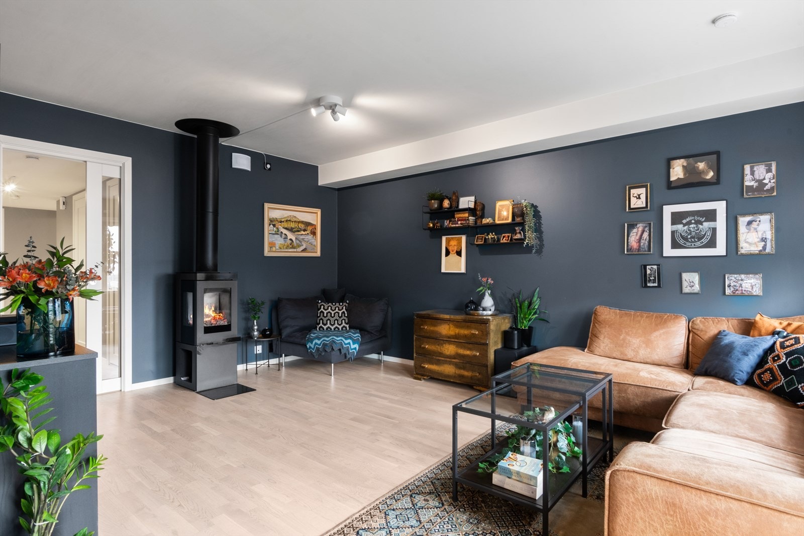 Flott stue med koselig peis - her kan man lett finne roen! Galleribilde