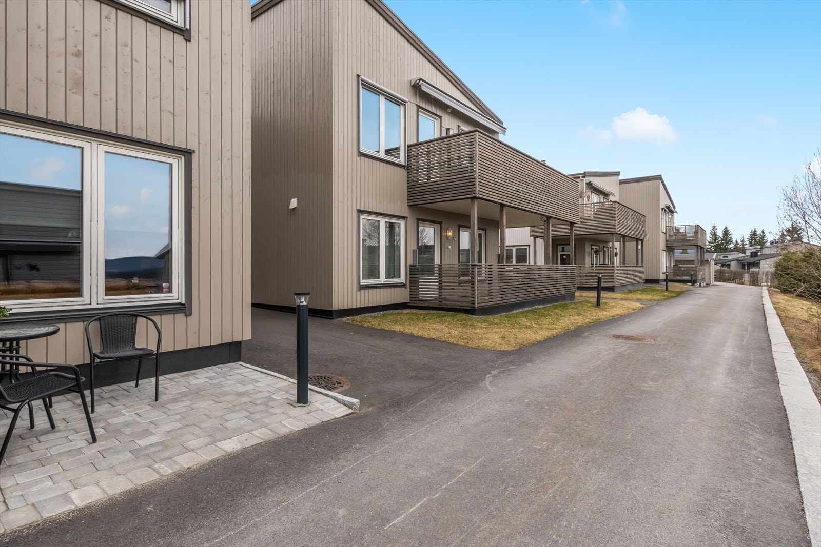 I enden av "gata" ligger garasjeplassen som tilhører denne leiligheten. Galleribilde