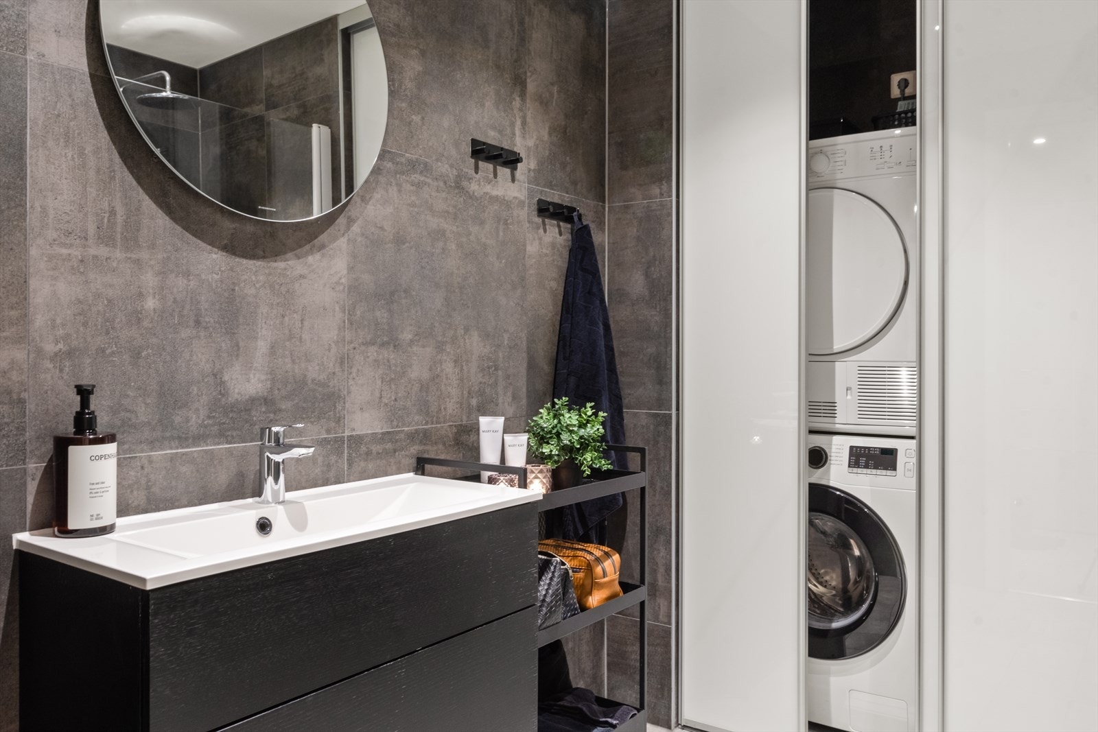 Bad og vaskerom i ett løses smart med skyvedører for å gjemme maskinene! Genialt ! Galleribilde