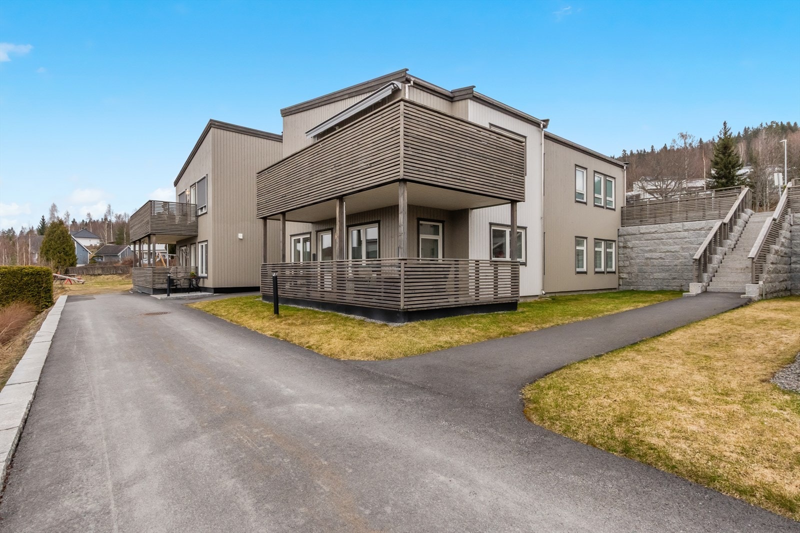 Alle veier strøs, kostes og brøytes av innleid firma. Koselig belysning er det også her. Galleribilde