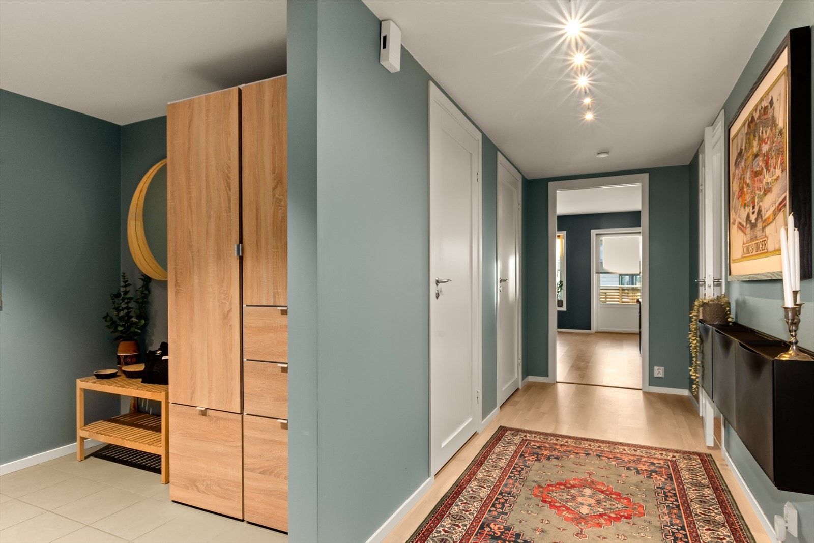 Gangen er romslig og har plass til blant annet garderobeskap og vegghengte skoskap. Galleribilde