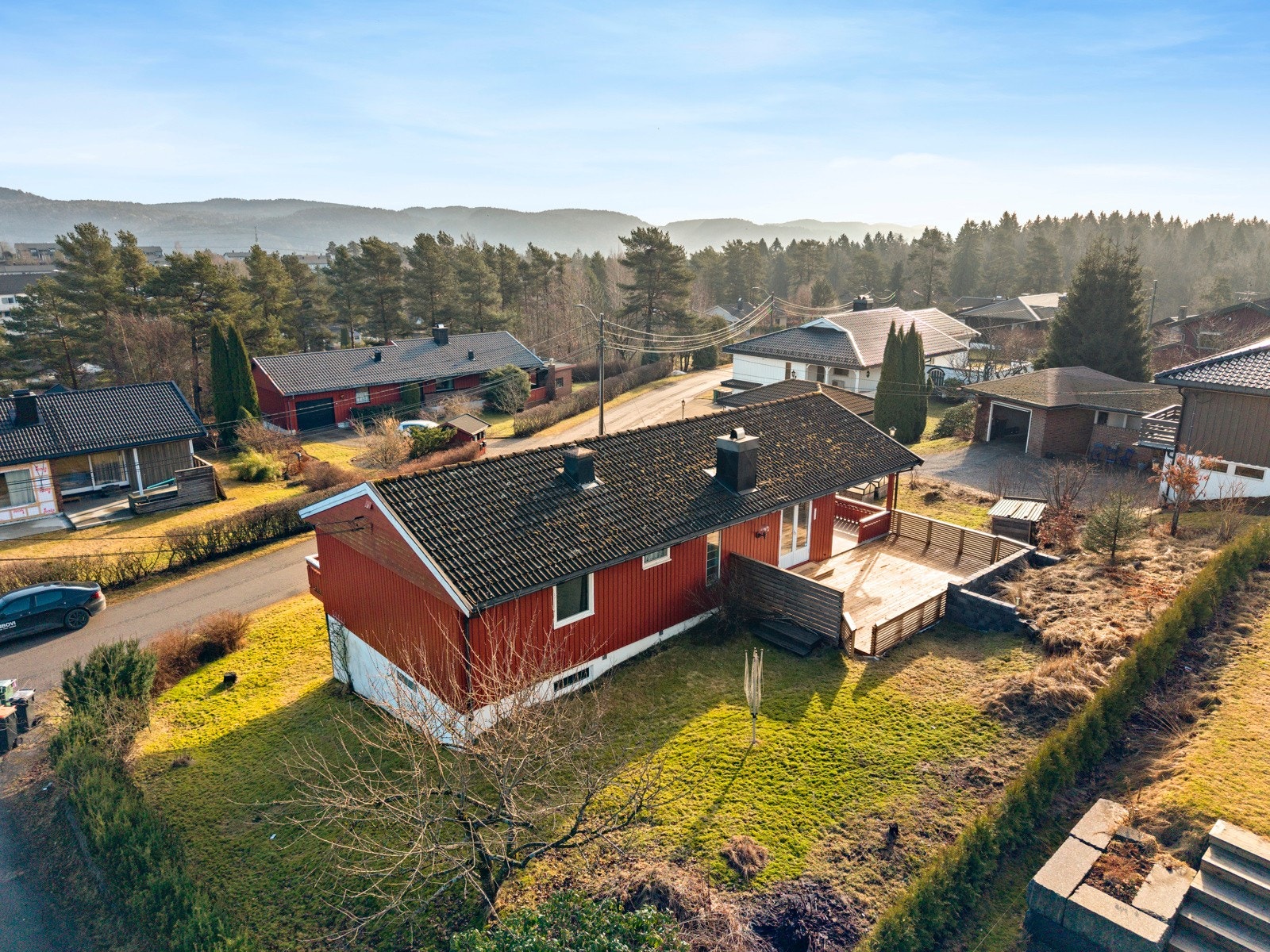 Boligen har vært jevnlig vedlikeholdt og holder en normal god standard, med fleksible løsninger for familien. Hver etasje har både stue og soverom, noe som gir gode muligheter for flere oppholds- og soveområder. Galleribilde