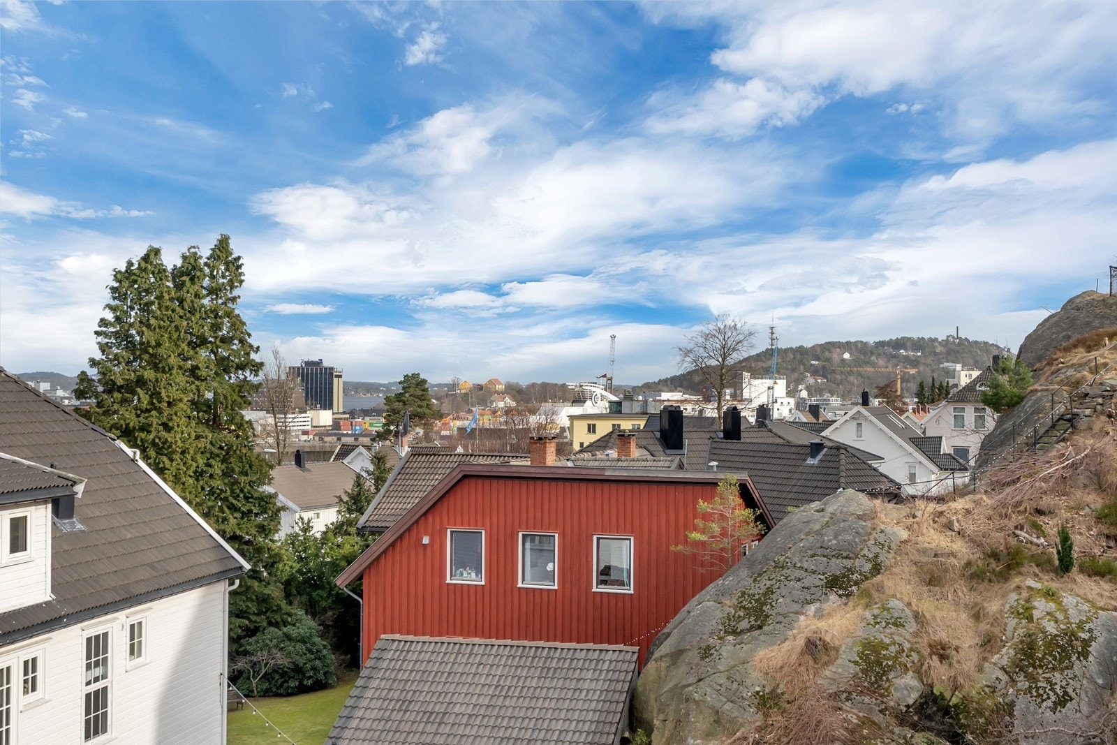 Takterrassen ligger luftig til og har gode solforhold Galleribilde