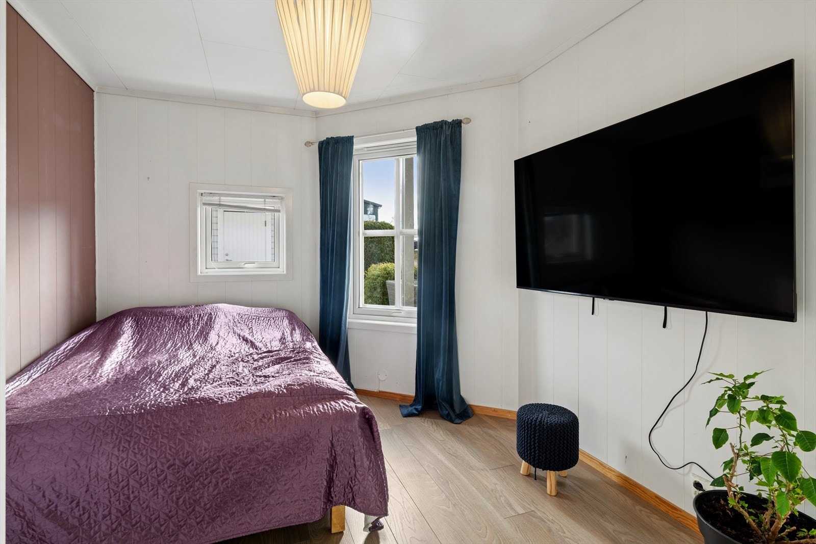 Plass til både dobbeltseng og annet interiør. Galleribilde