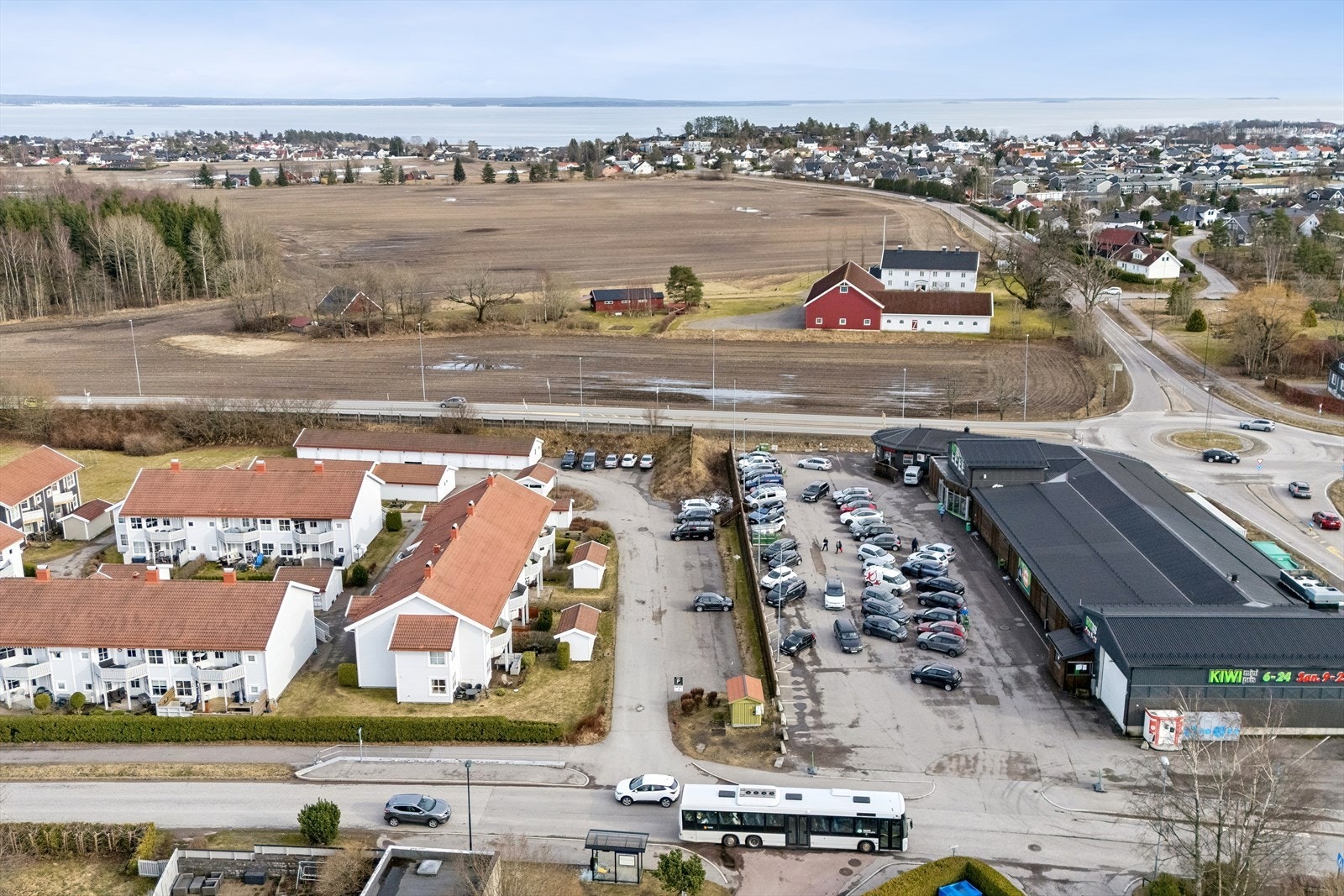 En kort kjøretur fra leiligheten finnes flotte strender og en rekke småbåthavner som fører deg rett ut til den vakre Tønsberg-/Nøtterøy-/Tjømeskjærgården. Galleribilde