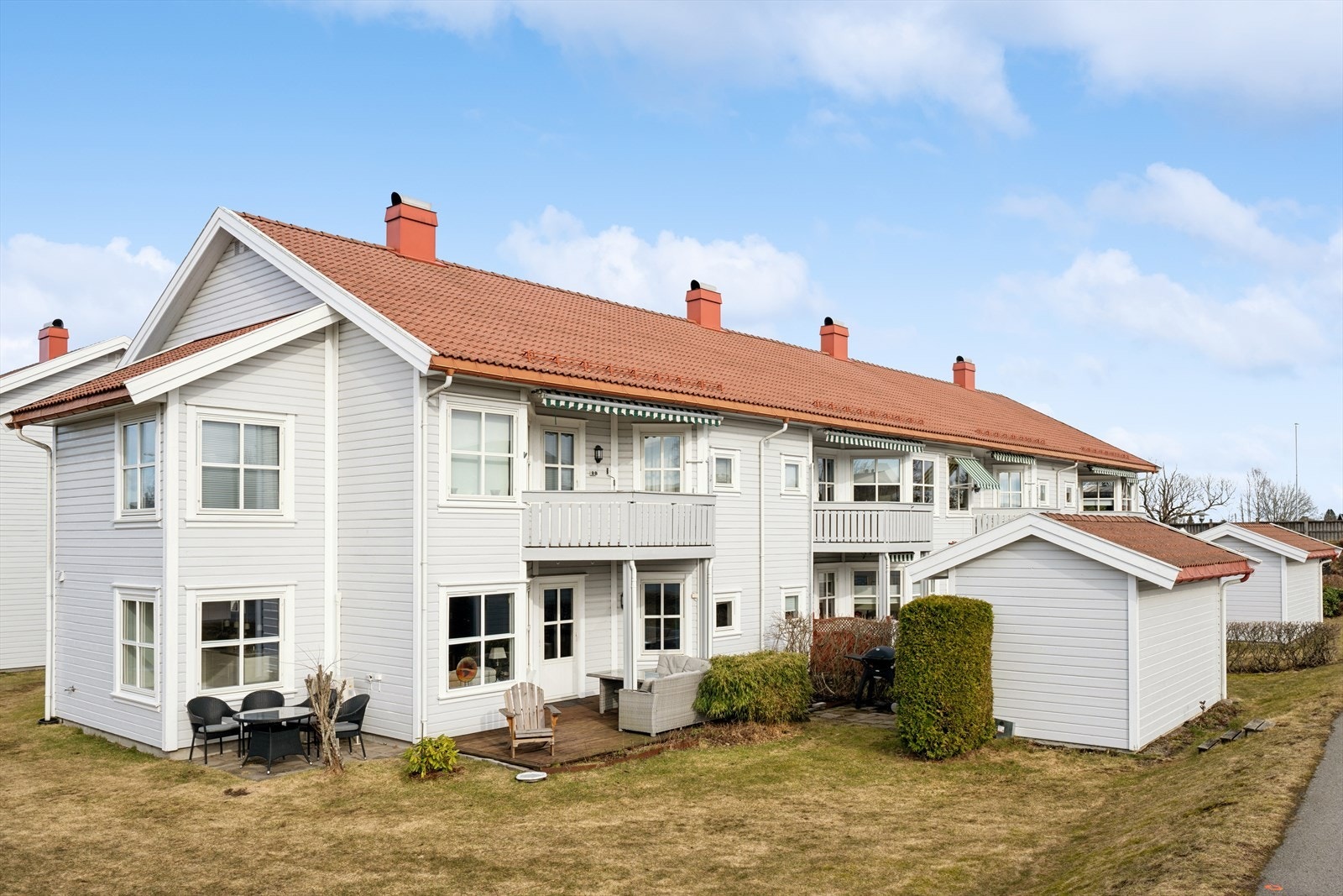 Leiligheten og har god plass til flere sittegrupper på uteplassen. Galleribilde
