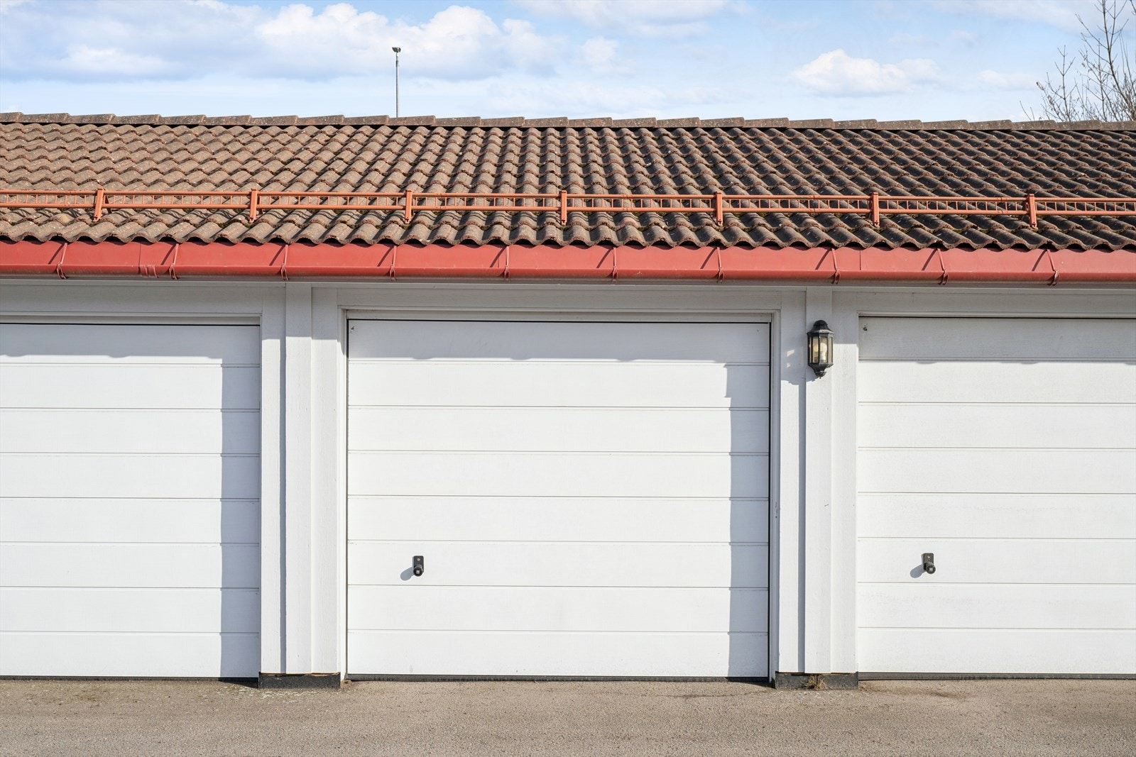 Tilhørende garasje i rekke. Galleribilde