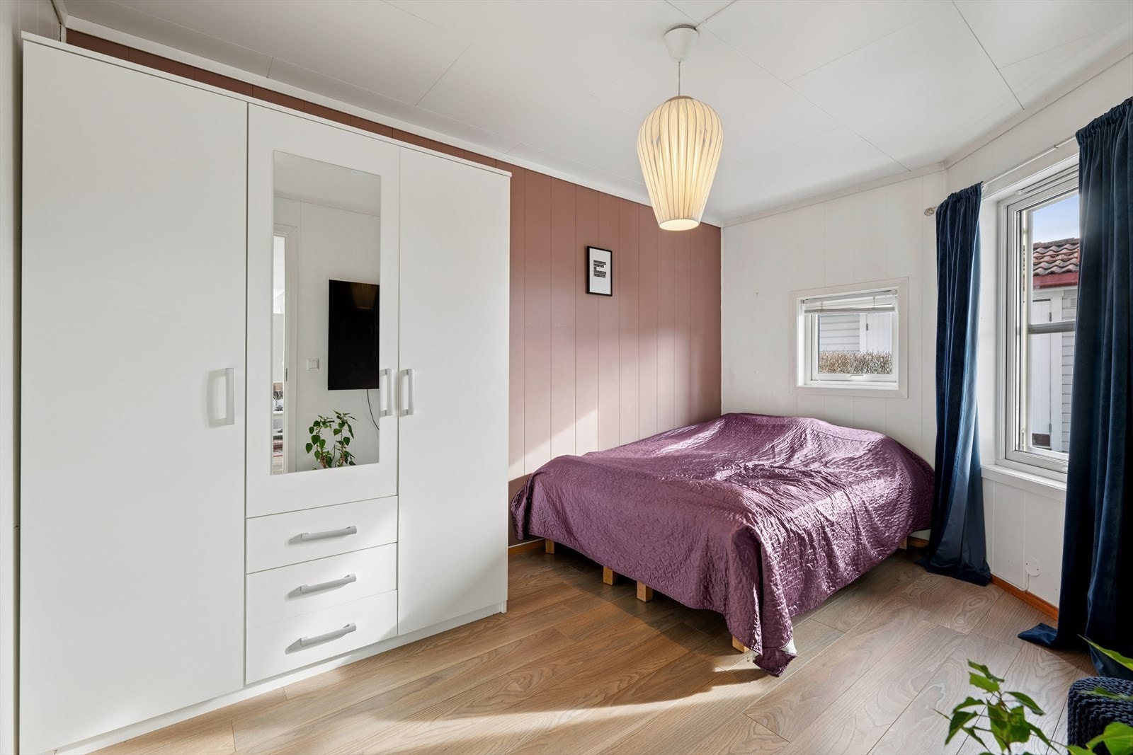 Romslig garderobe gir effektiv oppbevaring i hovedsoverommet. Galleribilde