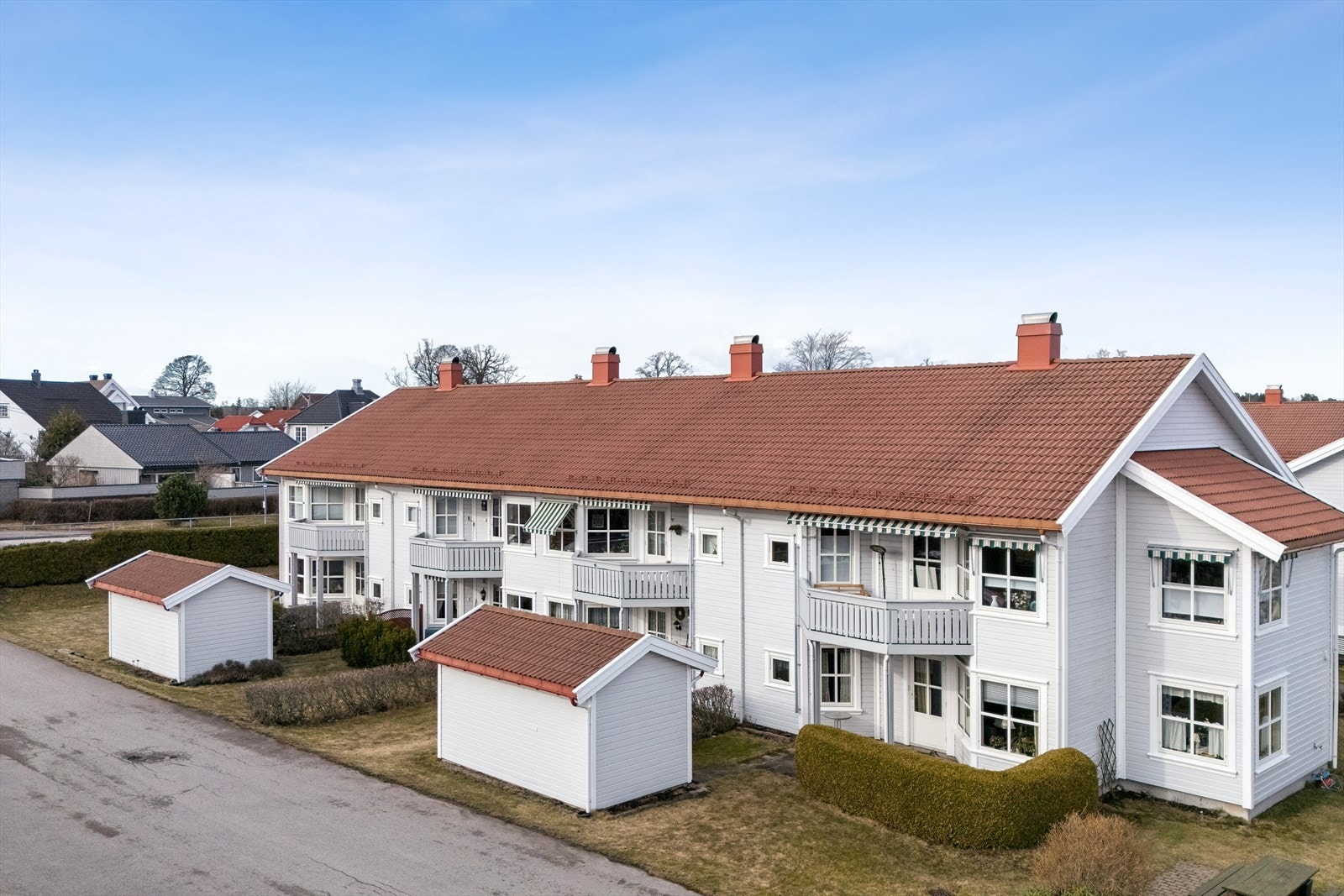 Nærområdet byr på flere lekeplasser, balløkke og fotballbane, for ikke å snakke om gode turområder og rekreasjonsmuligheter i omkringliggende skogsområde. Galleribilde