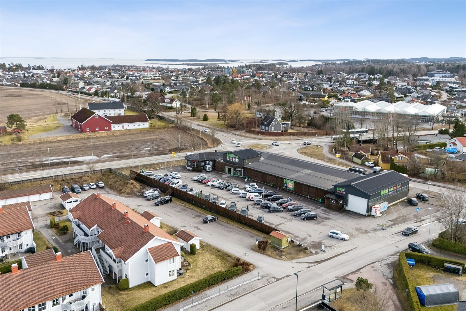 Kort vei til dagligvarebutikk og bussholdeplass. Galleribilde