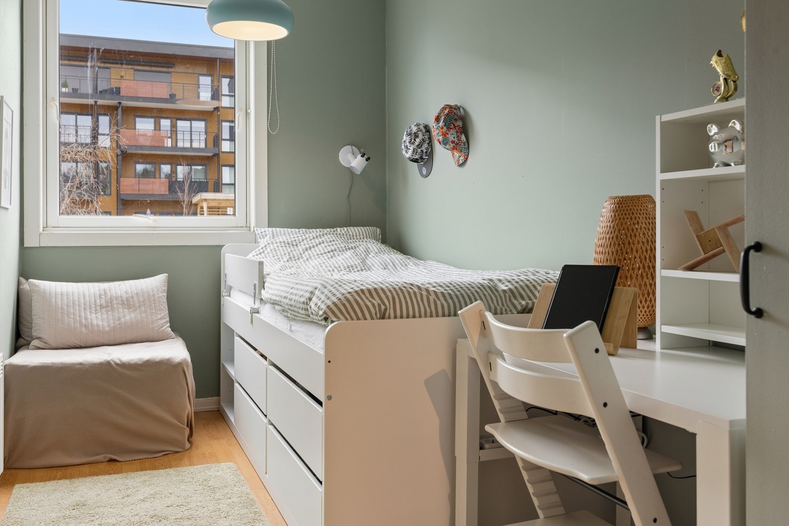 Leiligheten har tre soverom. Dette rommet på 7,5 m² egner seg godt som barnerom eller kontor. Galleribilde