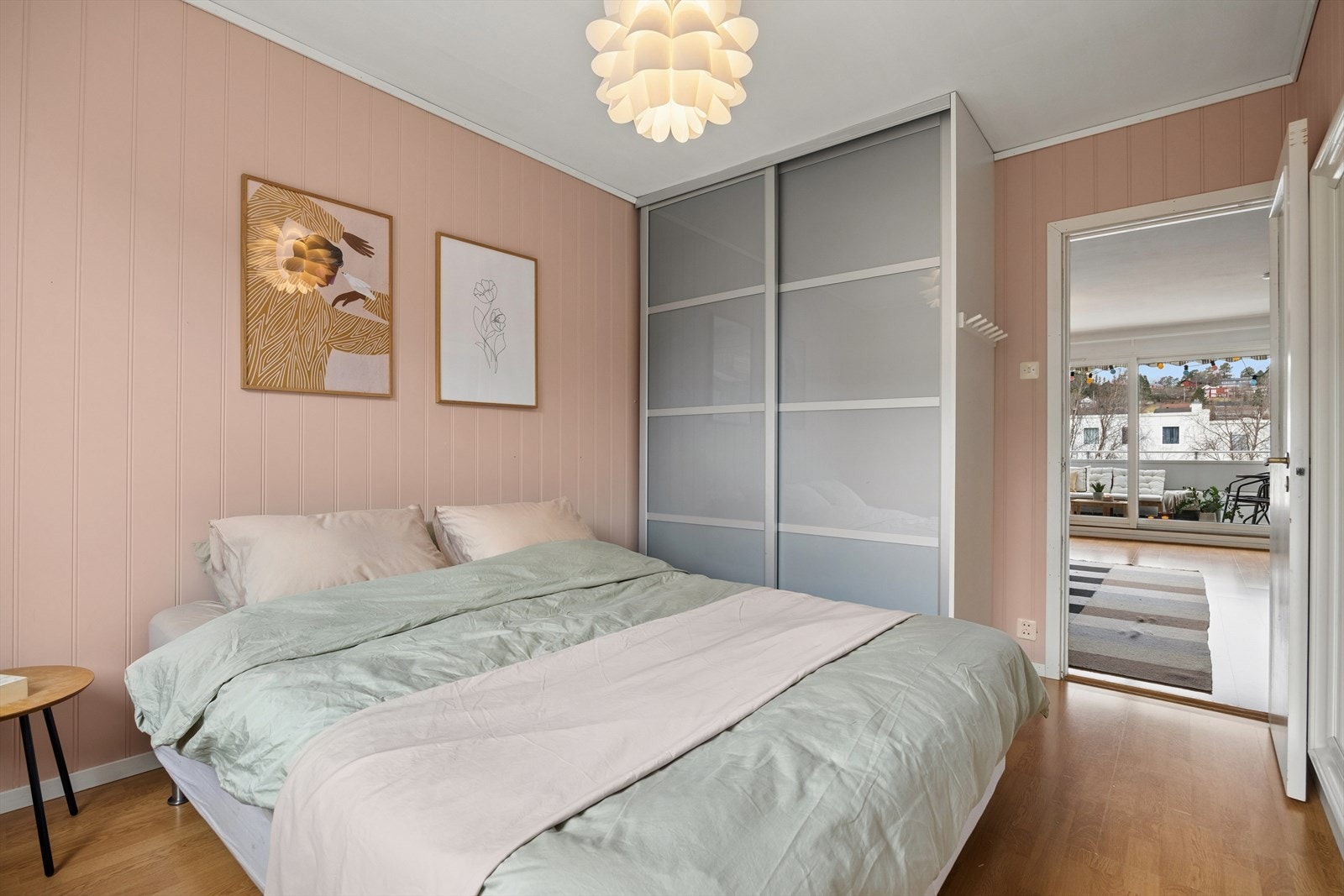 Hovedsoverommet på 11 m² har god plass til dobbeltseng og en romslig garderobeløsning. Galleribilde