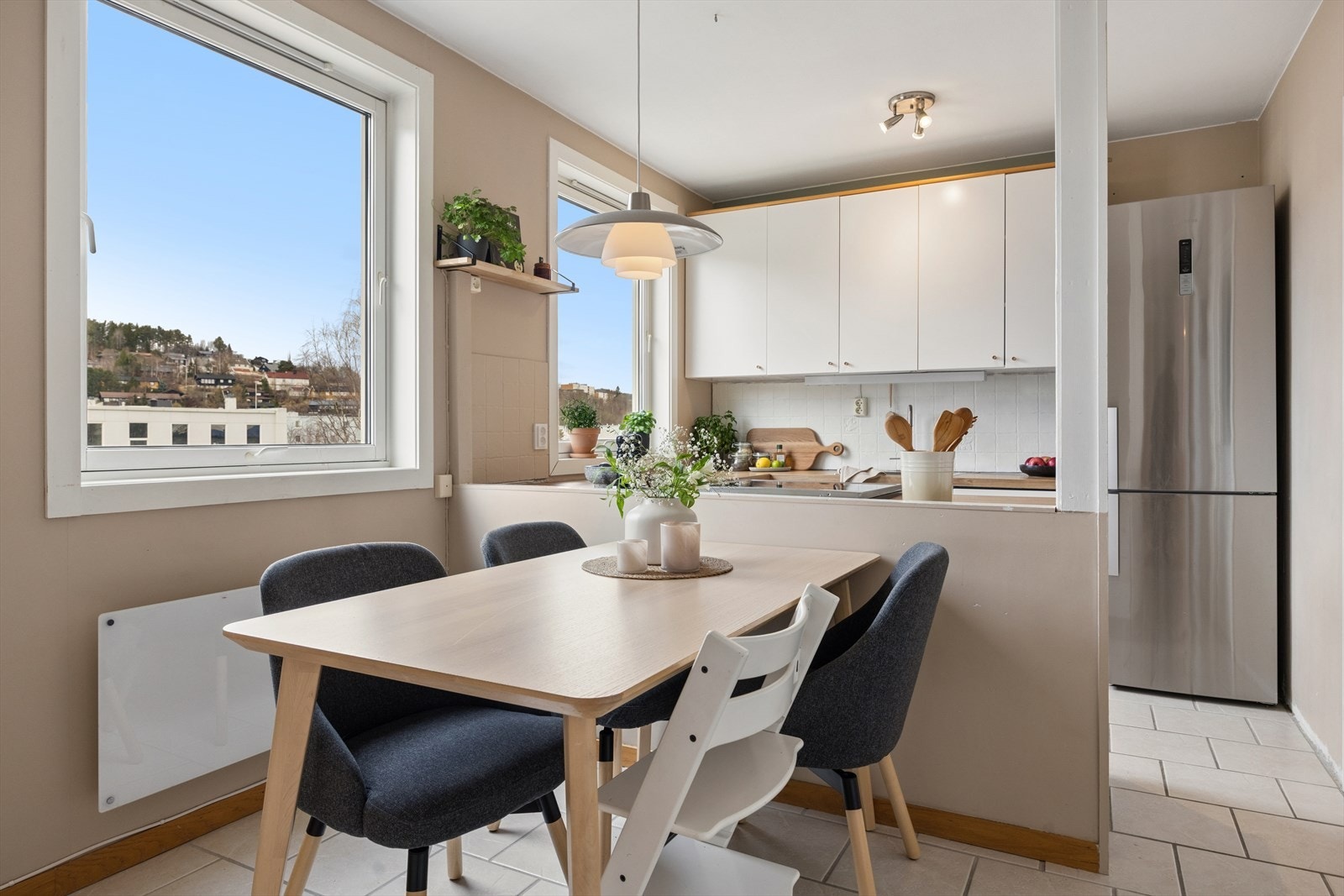 Kjøkkenet har en hyggelig spiseplass ved vinduet, perfekt for hverdagens måltider. Galleribilde